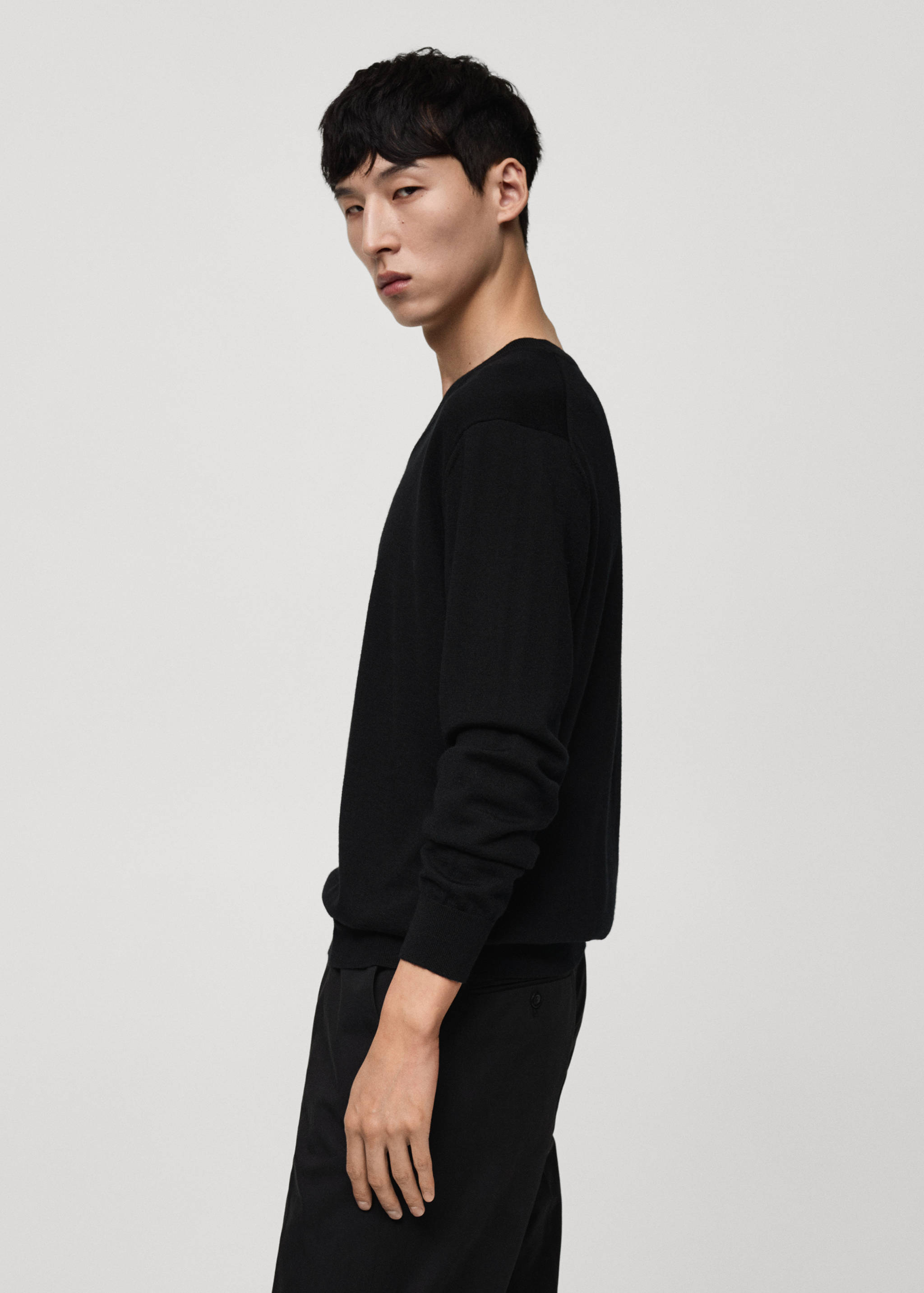 100% merino wool V-neck sweater - Details of the article 2