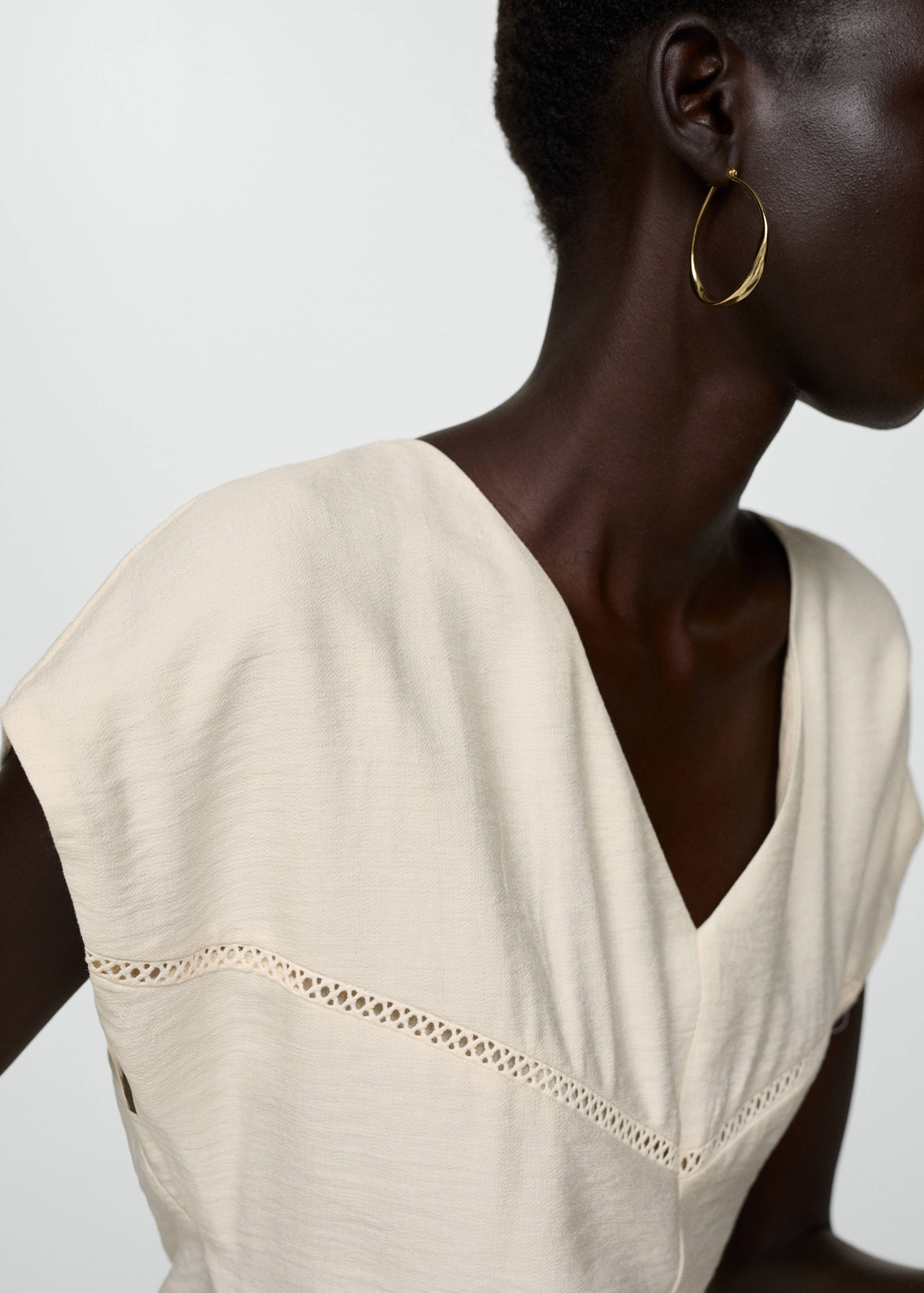 Short dress with embroidered detail - Details of the article 6