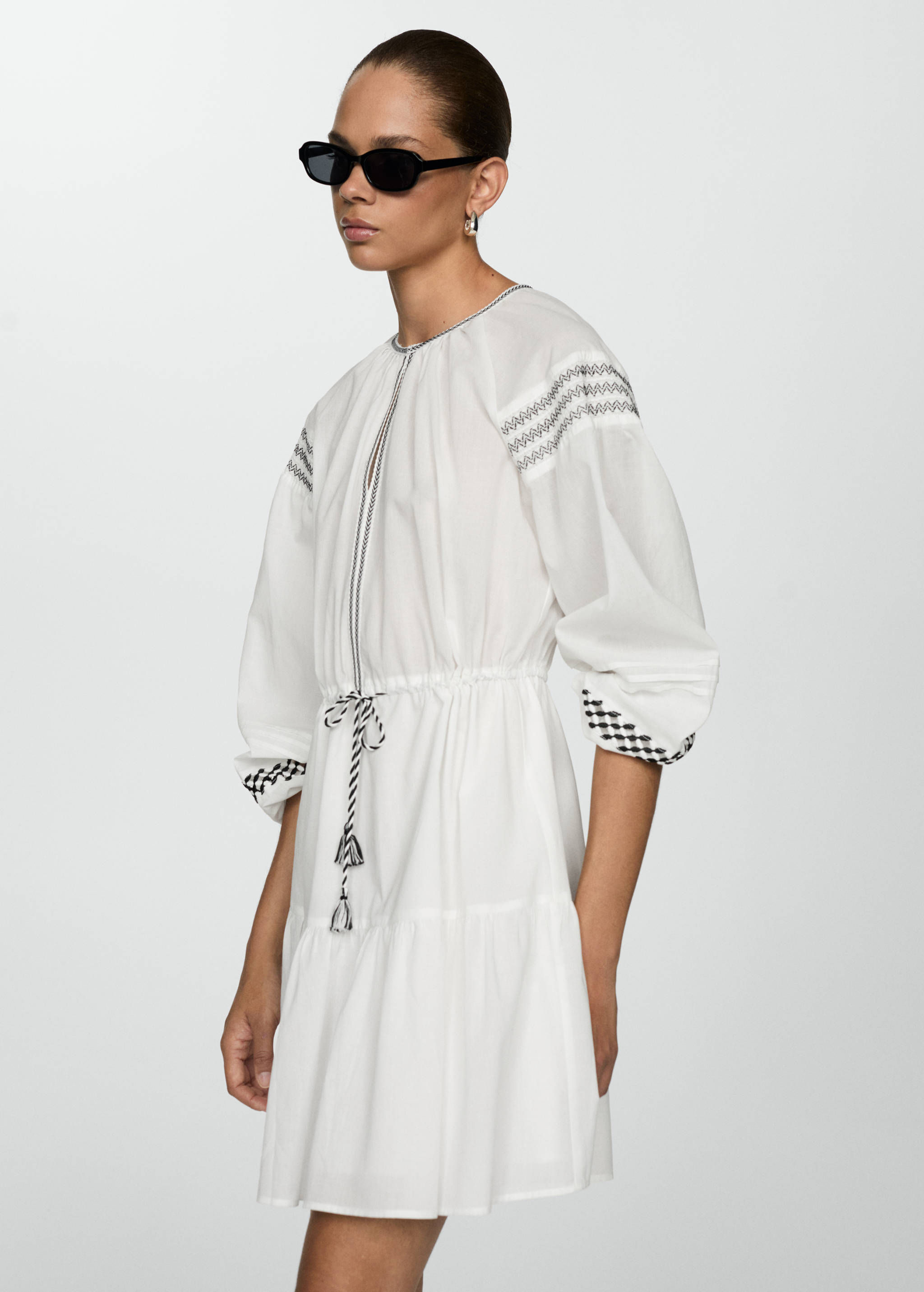 Robe coton détails brodés - Plan moyen