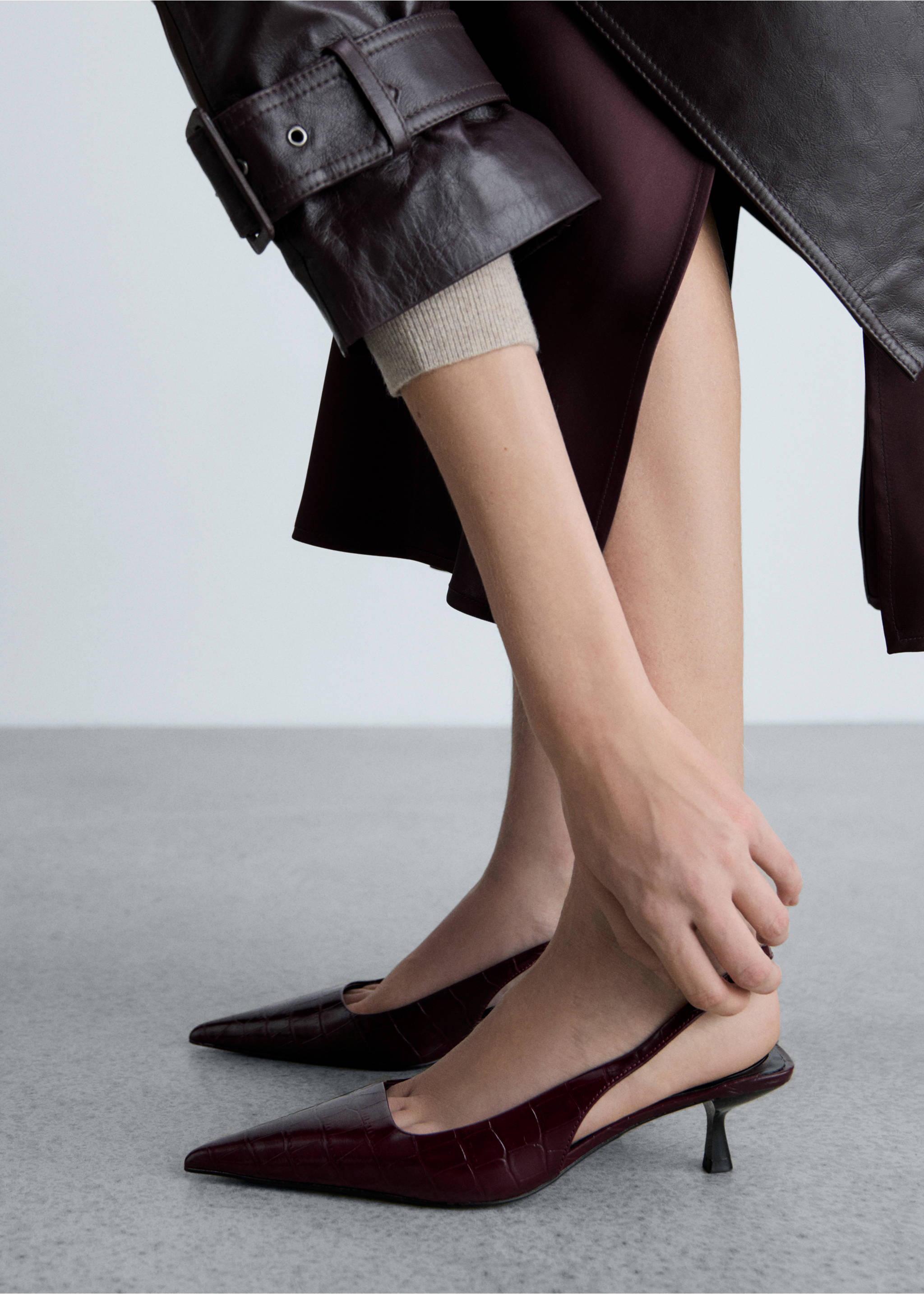 Crocodrile kitten-heel shoes - Details of the article 9, Burgundy. Ref: 77076001-00.