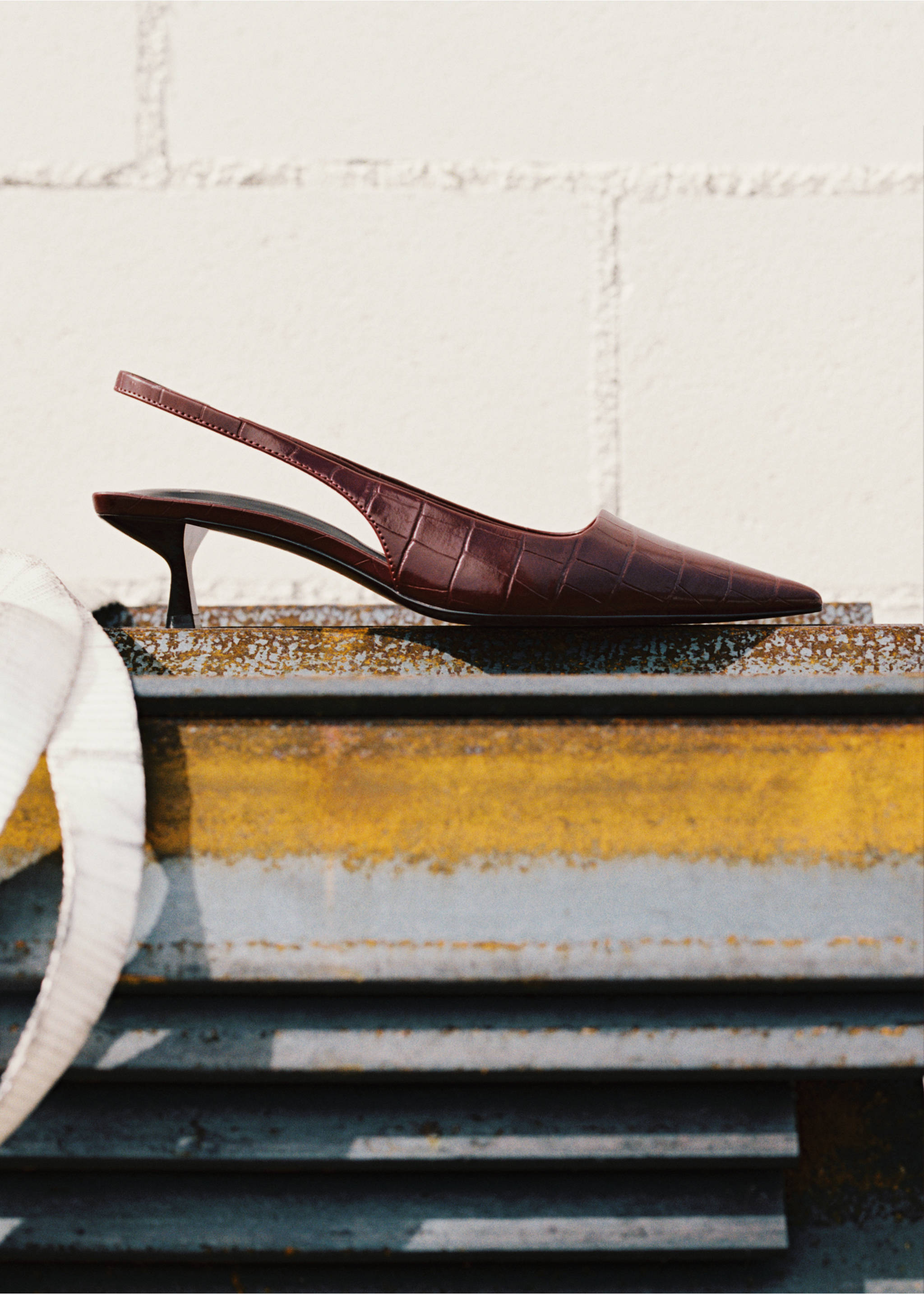 Crocodrile kitten-heel shoes - Details of the article 6, Burgundy. Ref: 77076001-00.