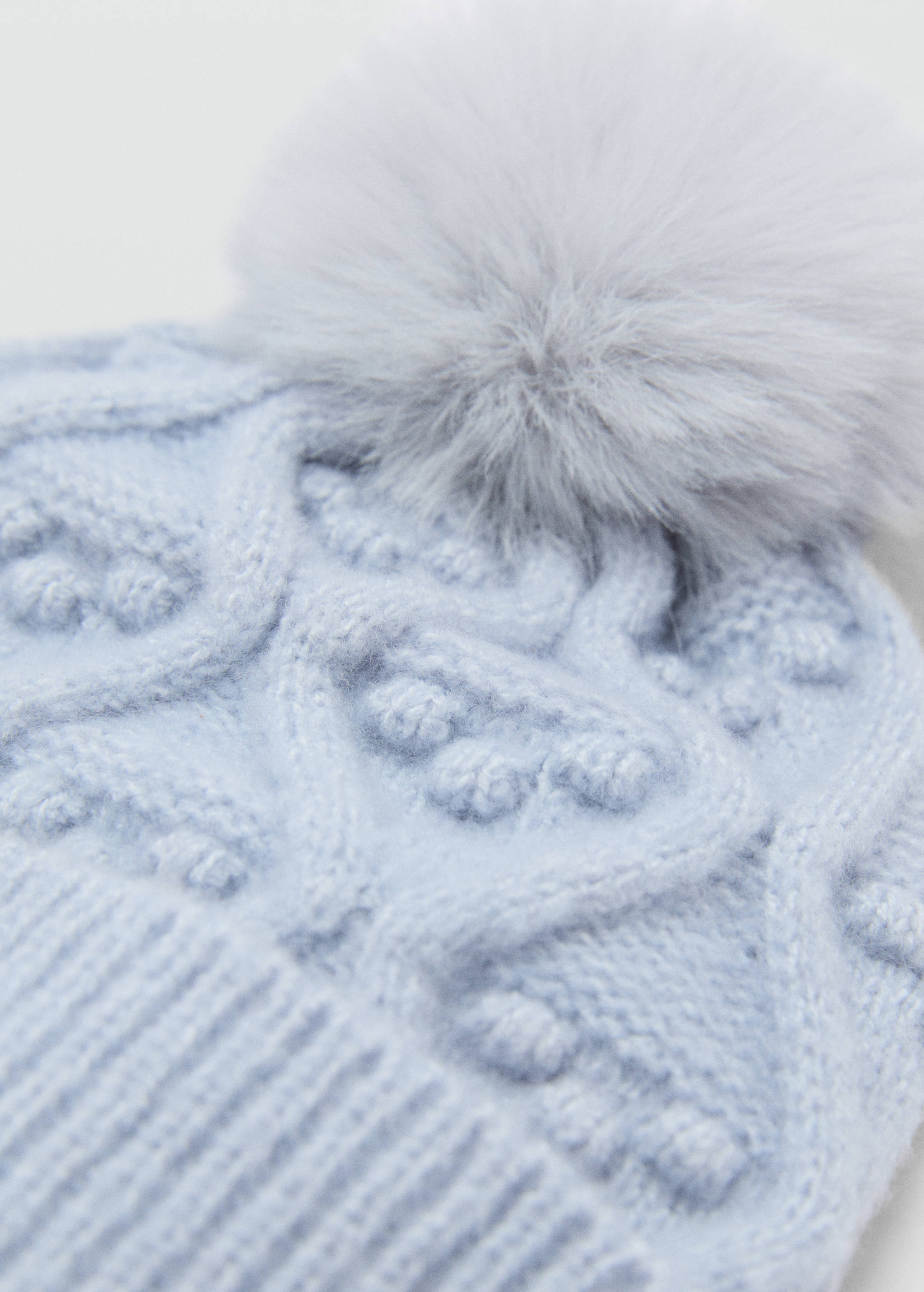 Pom pom cable-knit beanie - Середній план