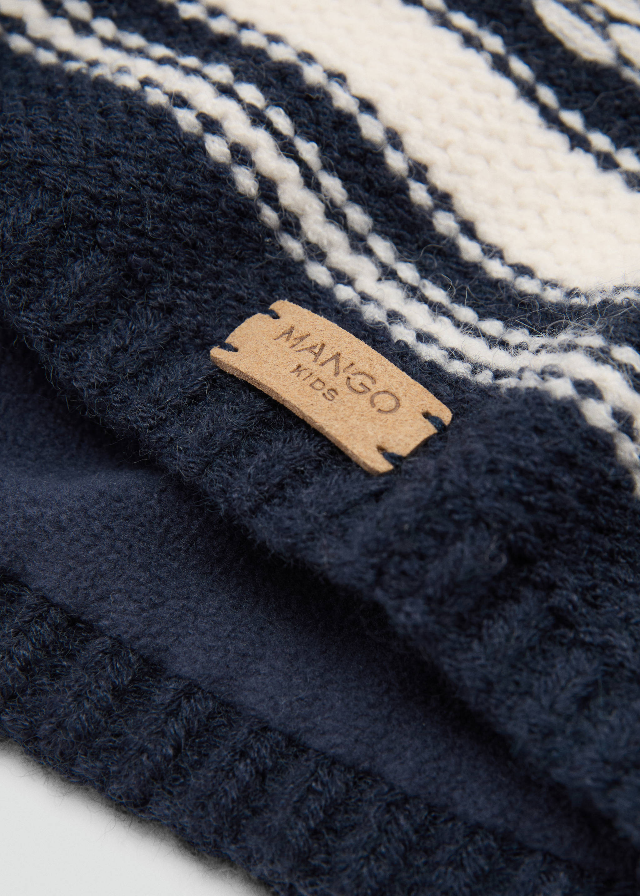 Écharpe maille bicolore - Plan moyen