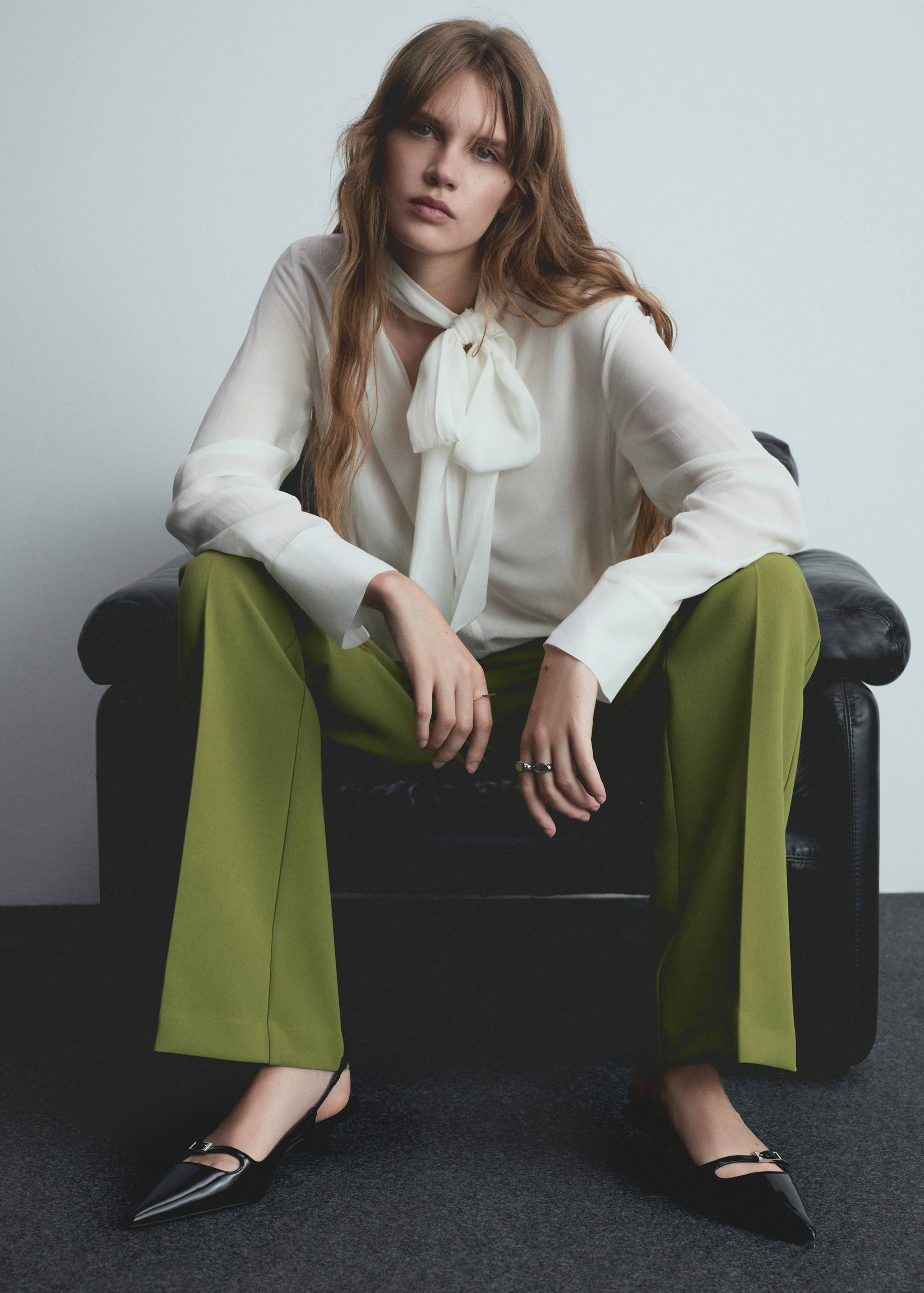 Pantalón acampanado tiro bajo - Detalle del artículo 2