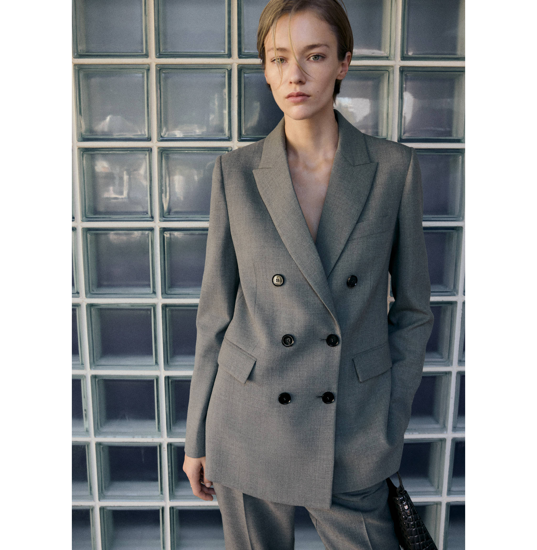 Double-breasted suit blazer - Details of the article 7