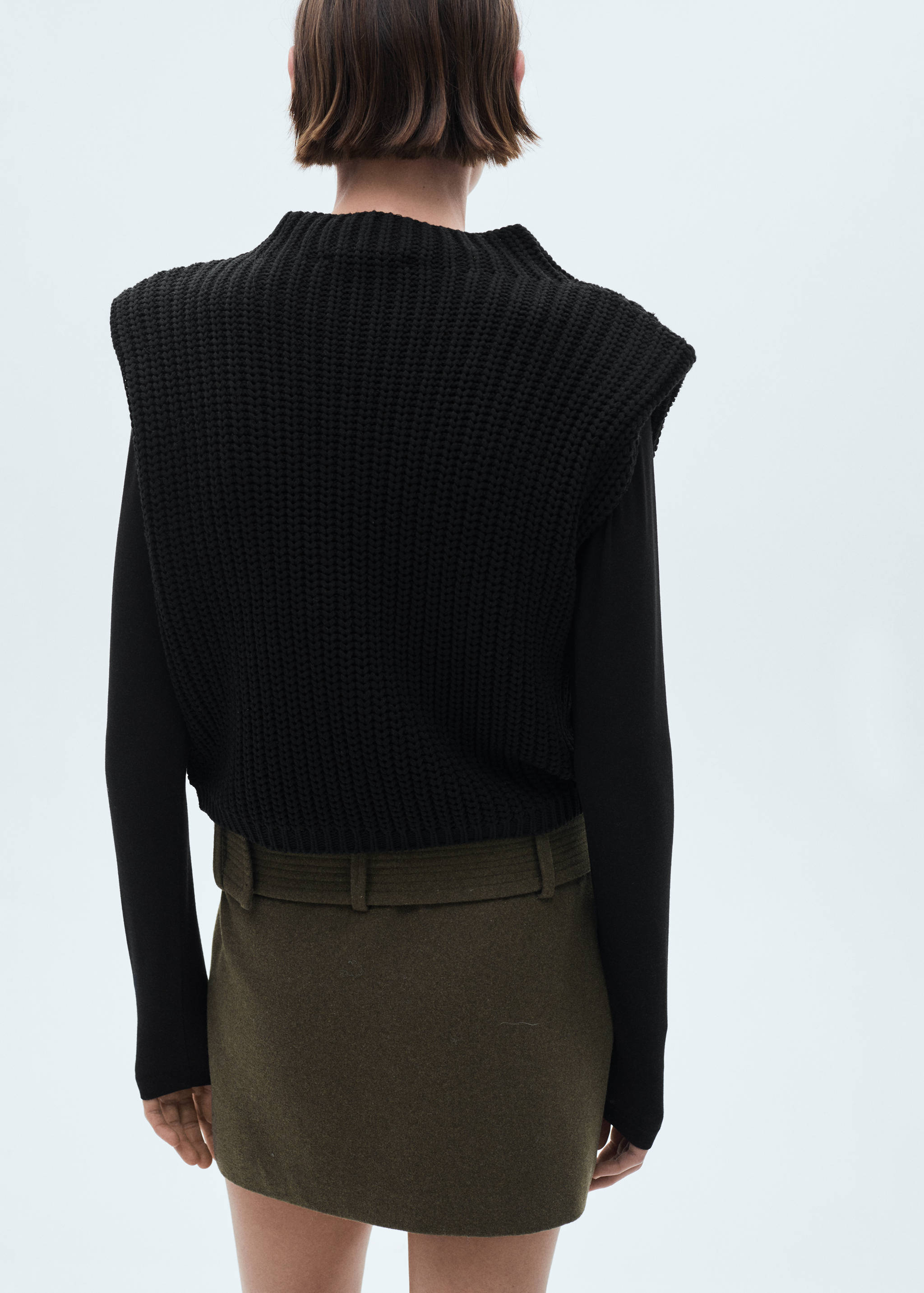 Knitted vest with shoulder pads - Reverse of the article