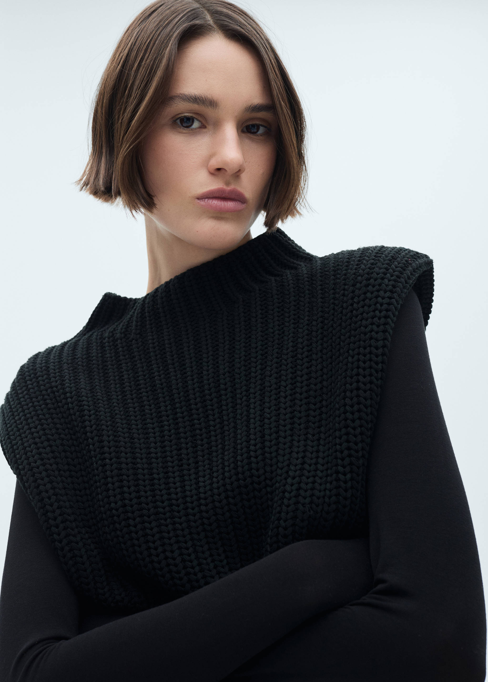 Knitted vest with shoulder pads - Details of the article 1