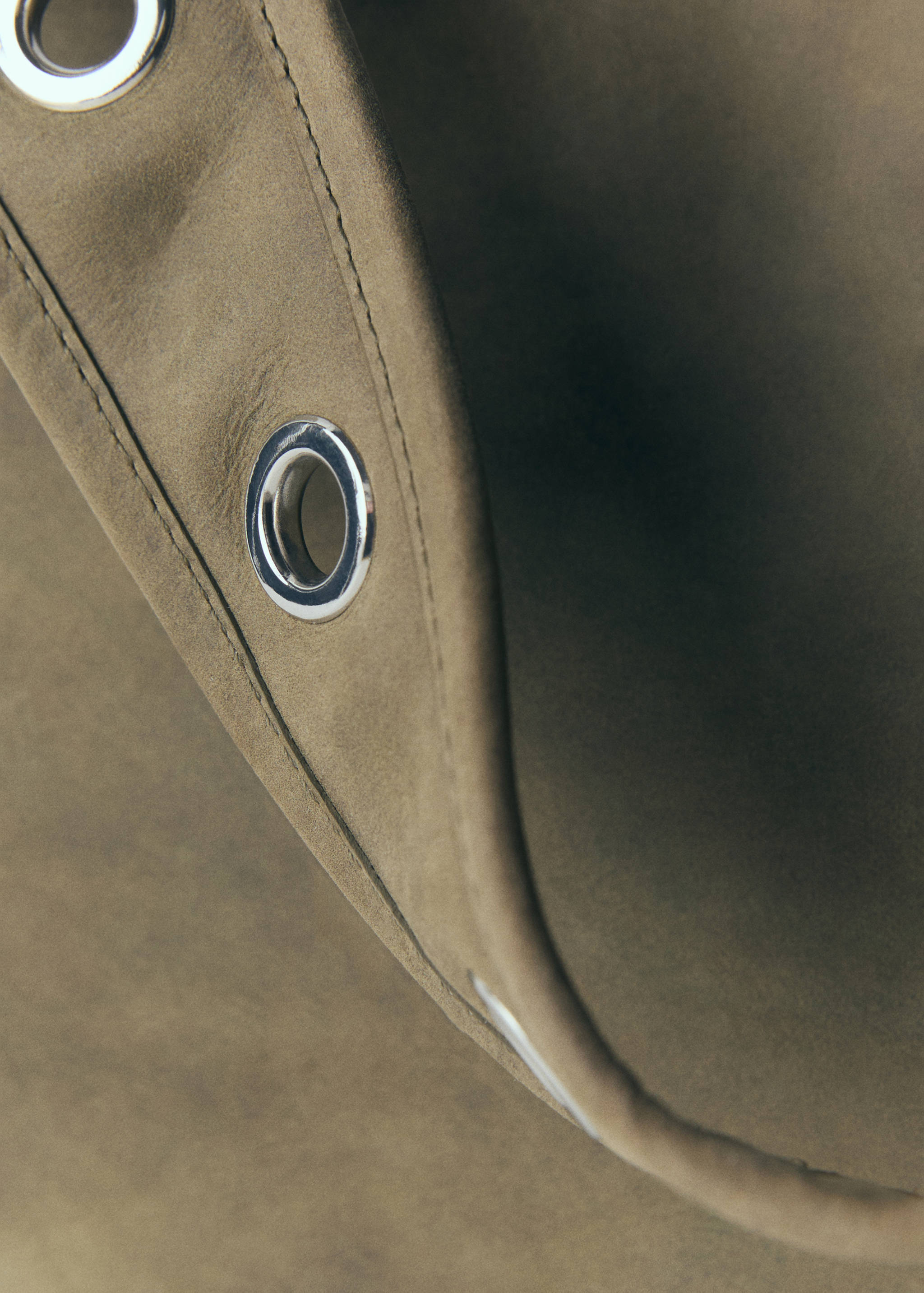 Leather bag with studs and pockets - Details of the article 2