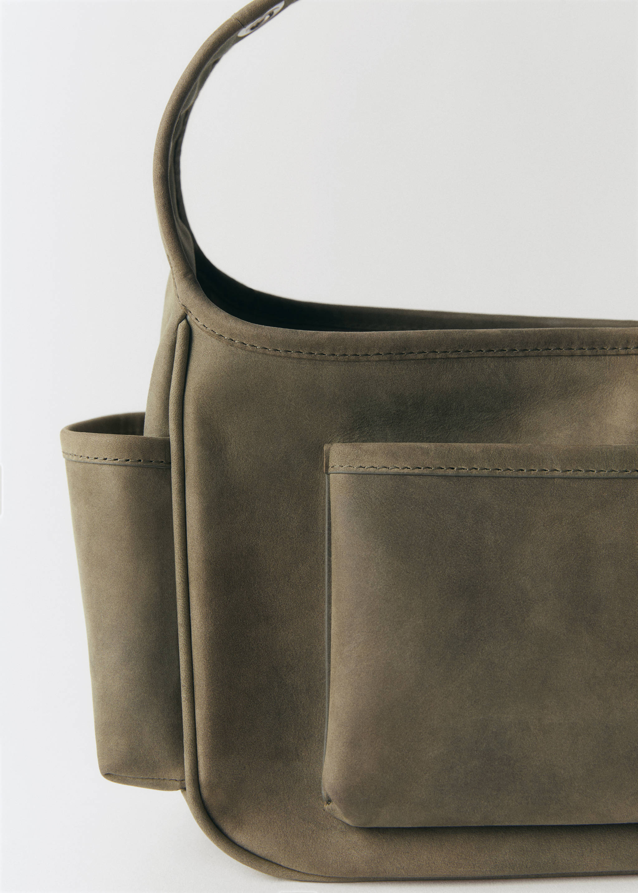 Leather bag with studs and pockets - Details of the article 3