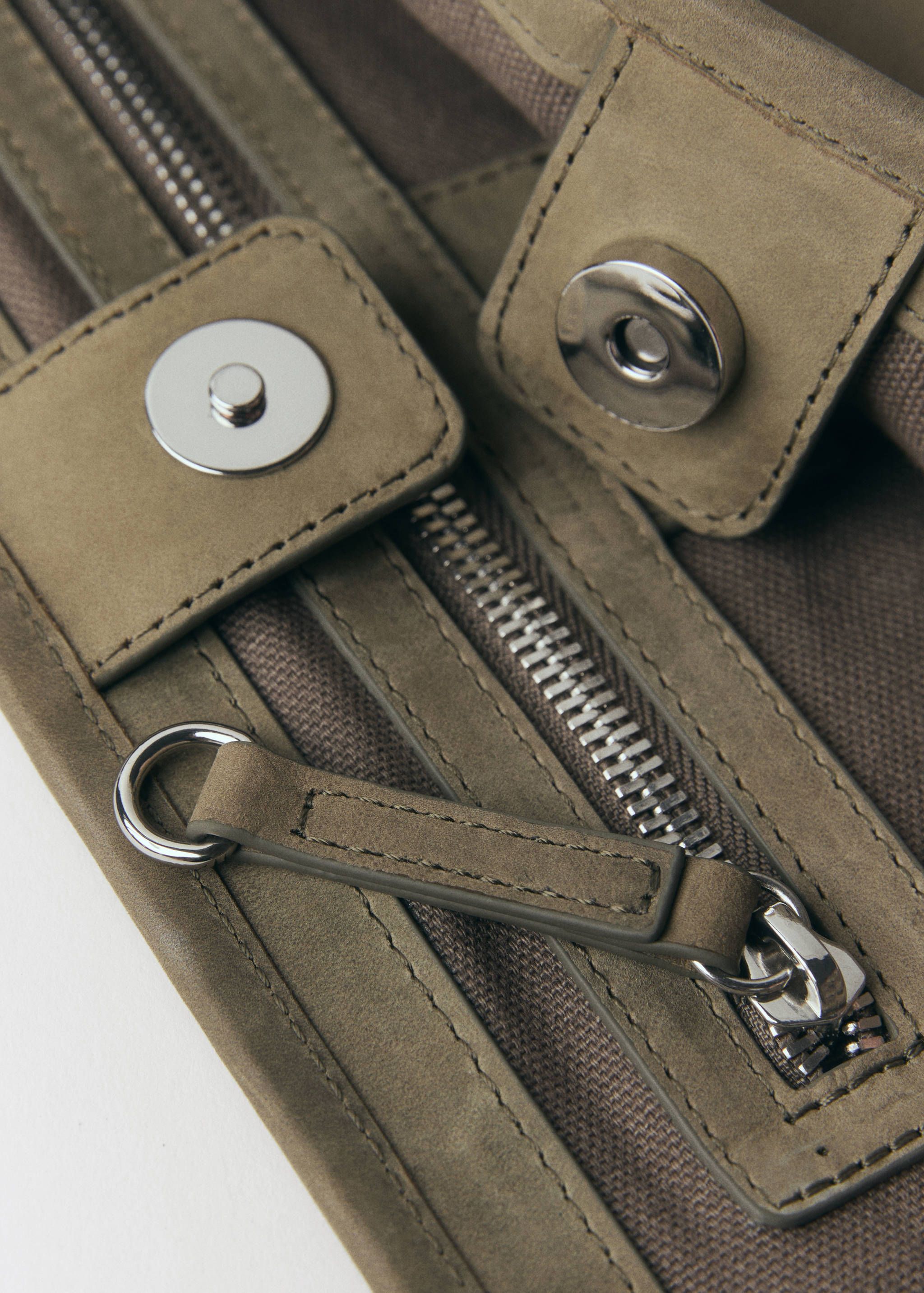 Leather bag with studs and pockets - Details of the article 4