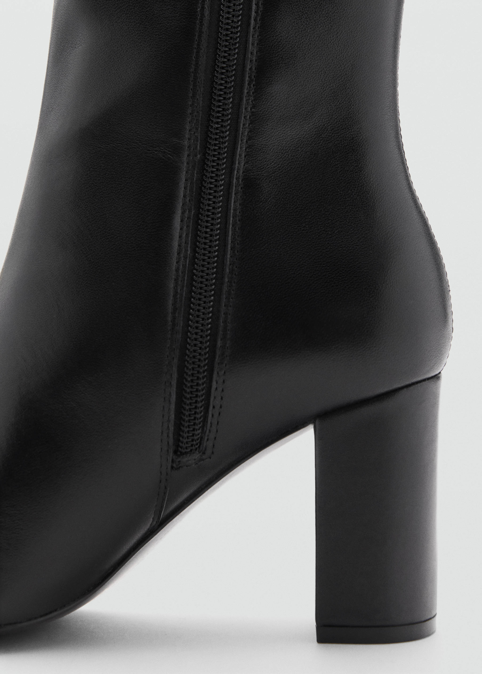 Tall leather boots - Details of the article 1