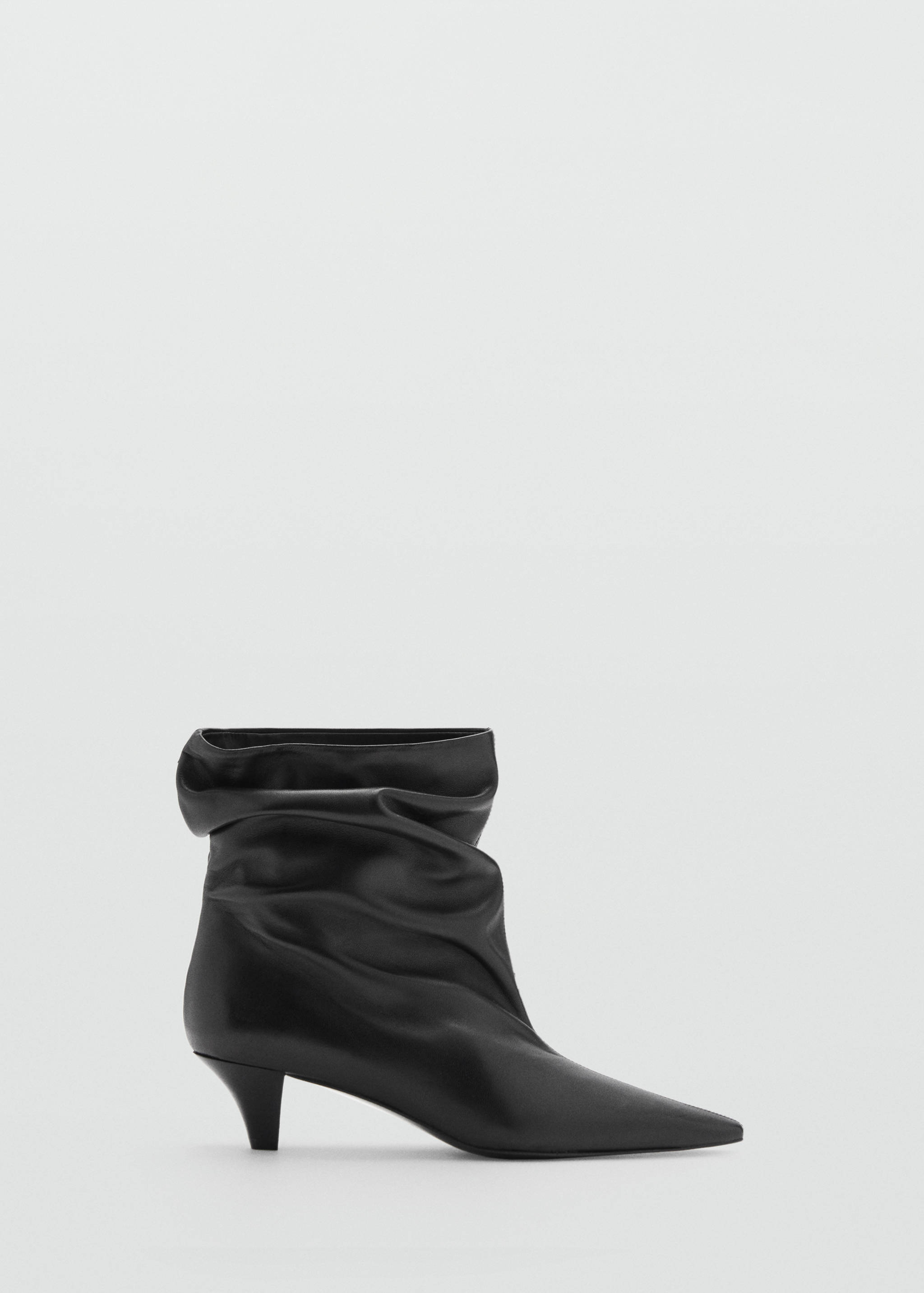 Leather boots with kitten heels - Article without model