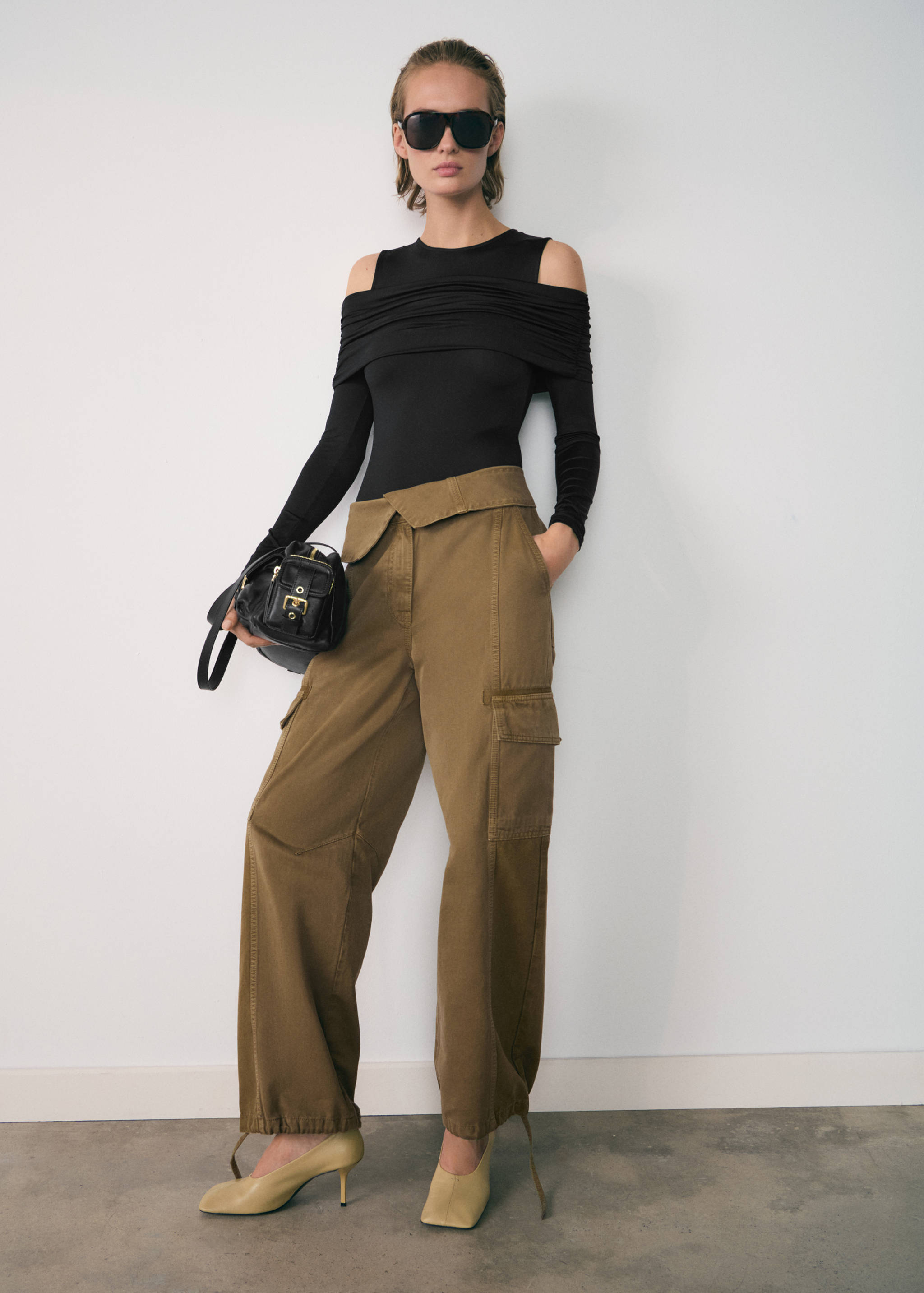 Комбинированное боди с открытыми плечами - Общий план