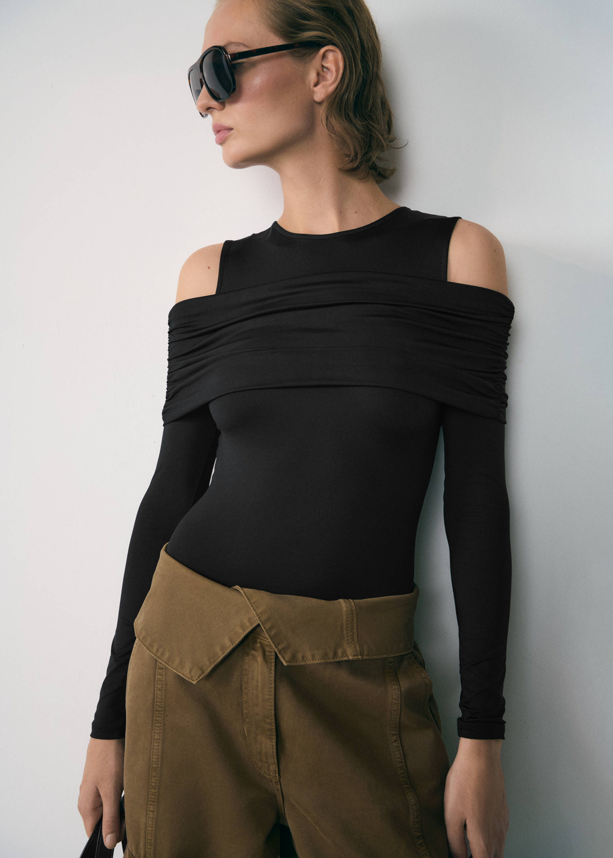 Комбинированное боди с открытыми плечами - Средний план