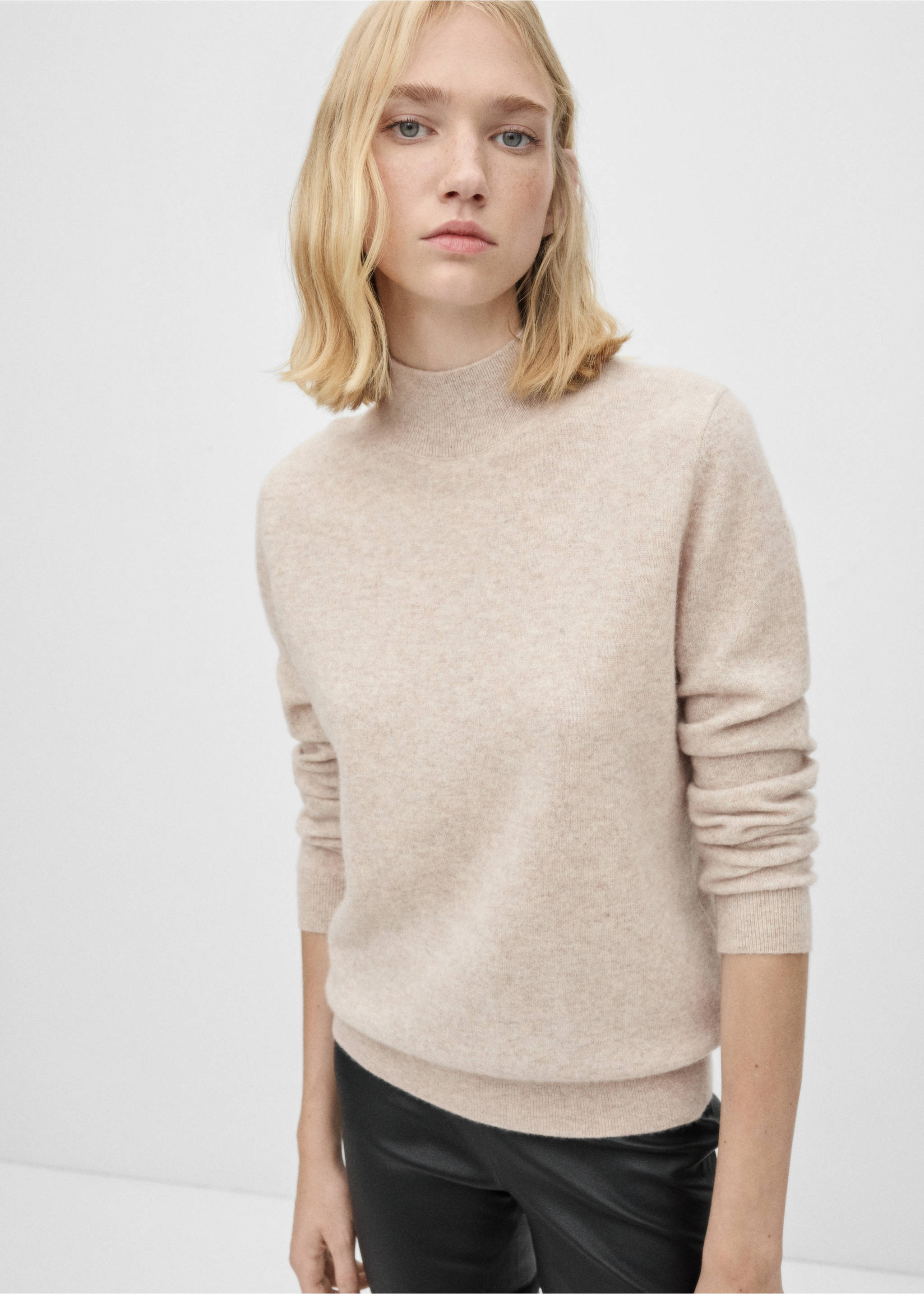 Pull-over 100 % cachemire col montant - Plan moyen, Gris clair/pastel. Ref: 77078263-00.