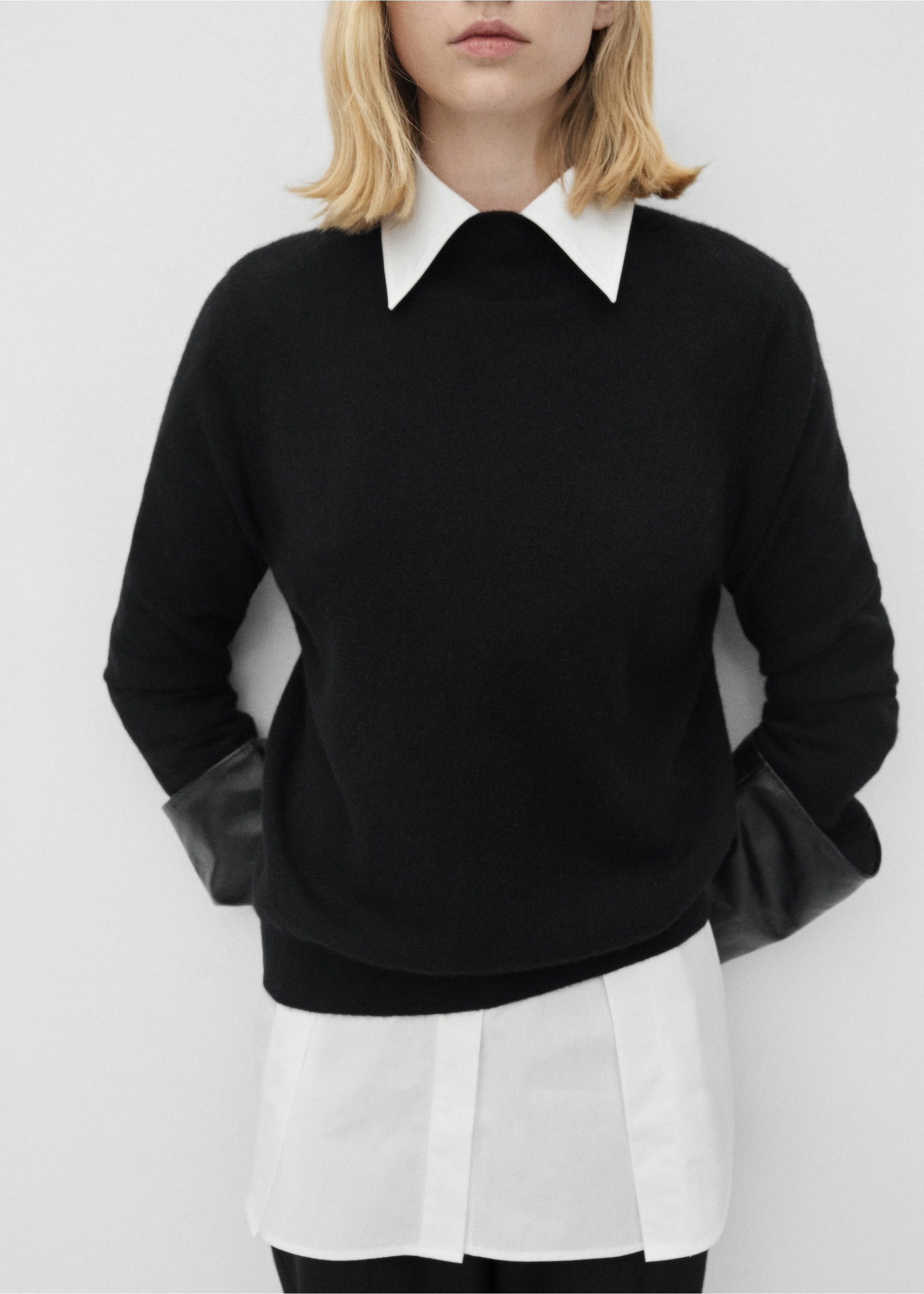 Pull-over 100 % cachemire col montant - Plan moyen, Noir. Ref: 77078263-00.