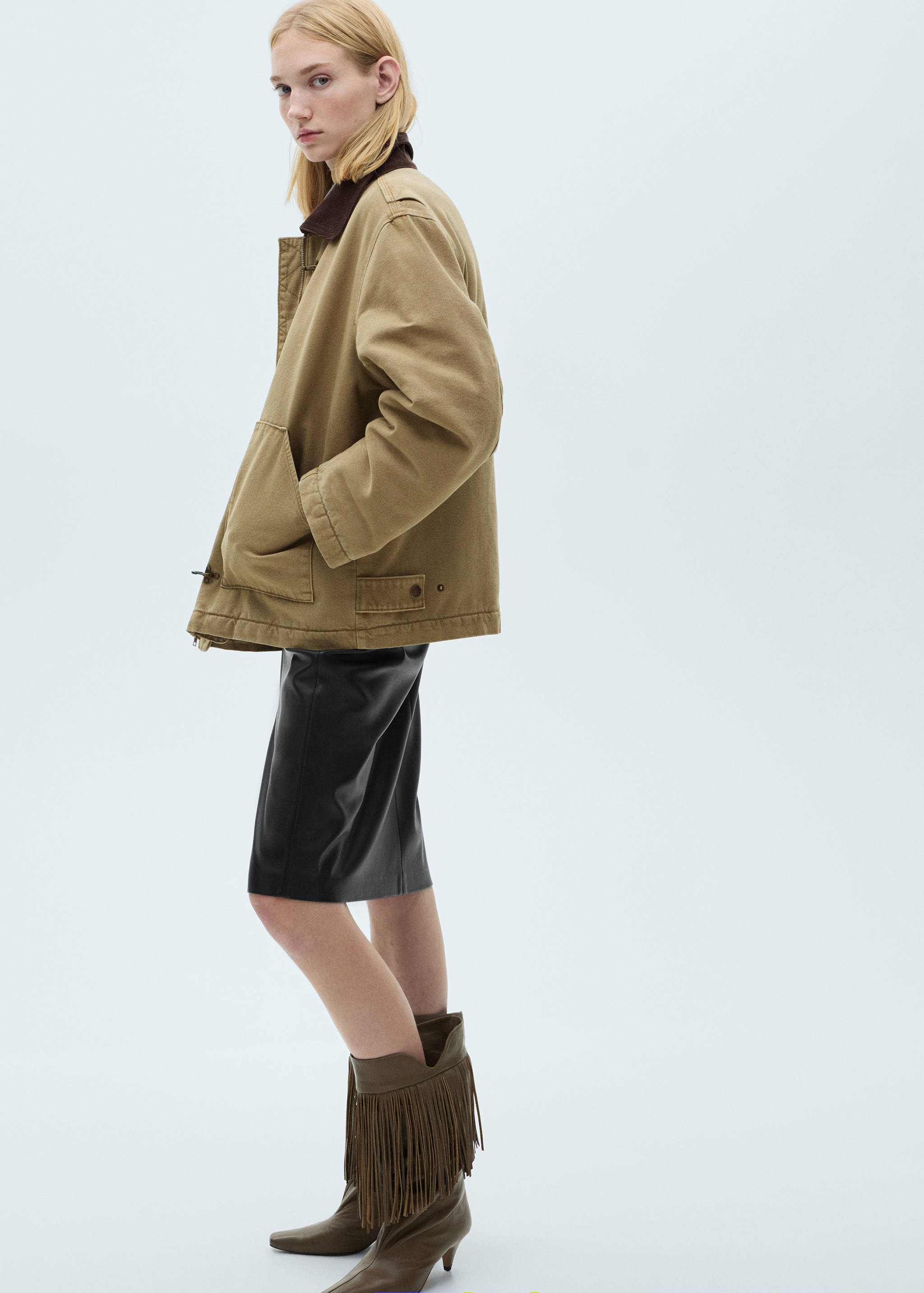 Parka with contrasting collar and pockets - Details of the article 4