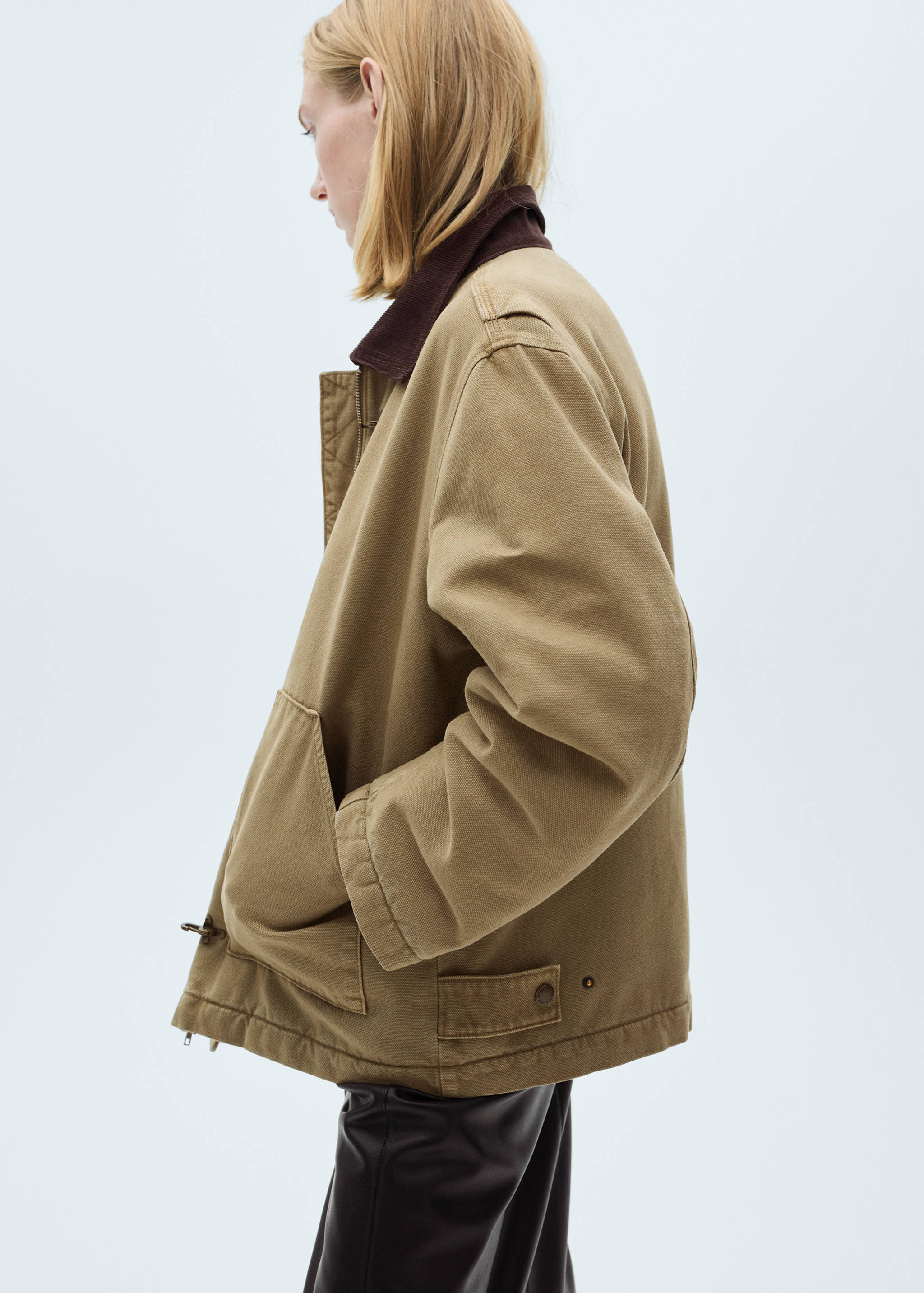 Parka with contrasting collar and pockets - Details of the article 2