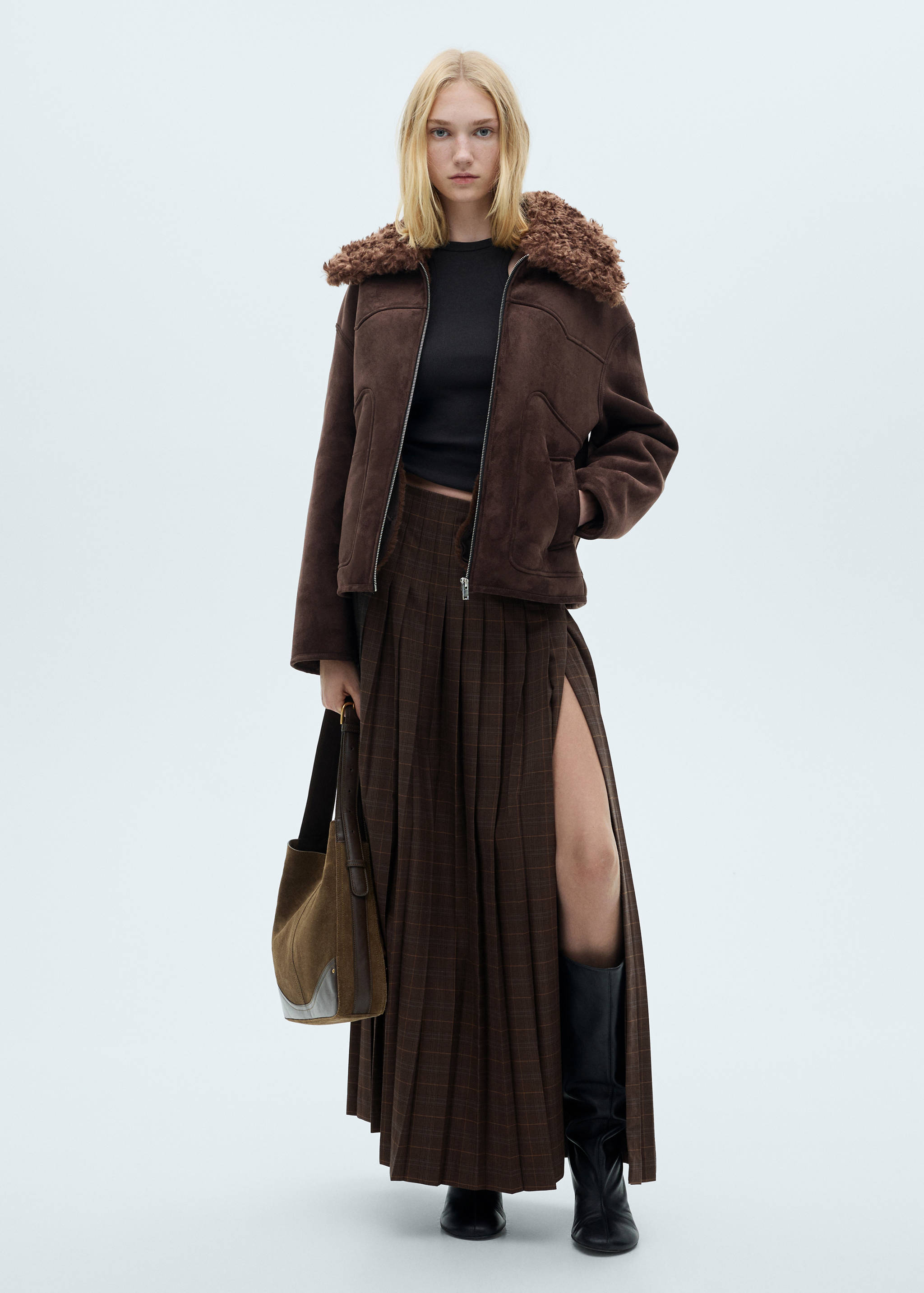 تنورة كاروهات مطوية - رؤية عامة