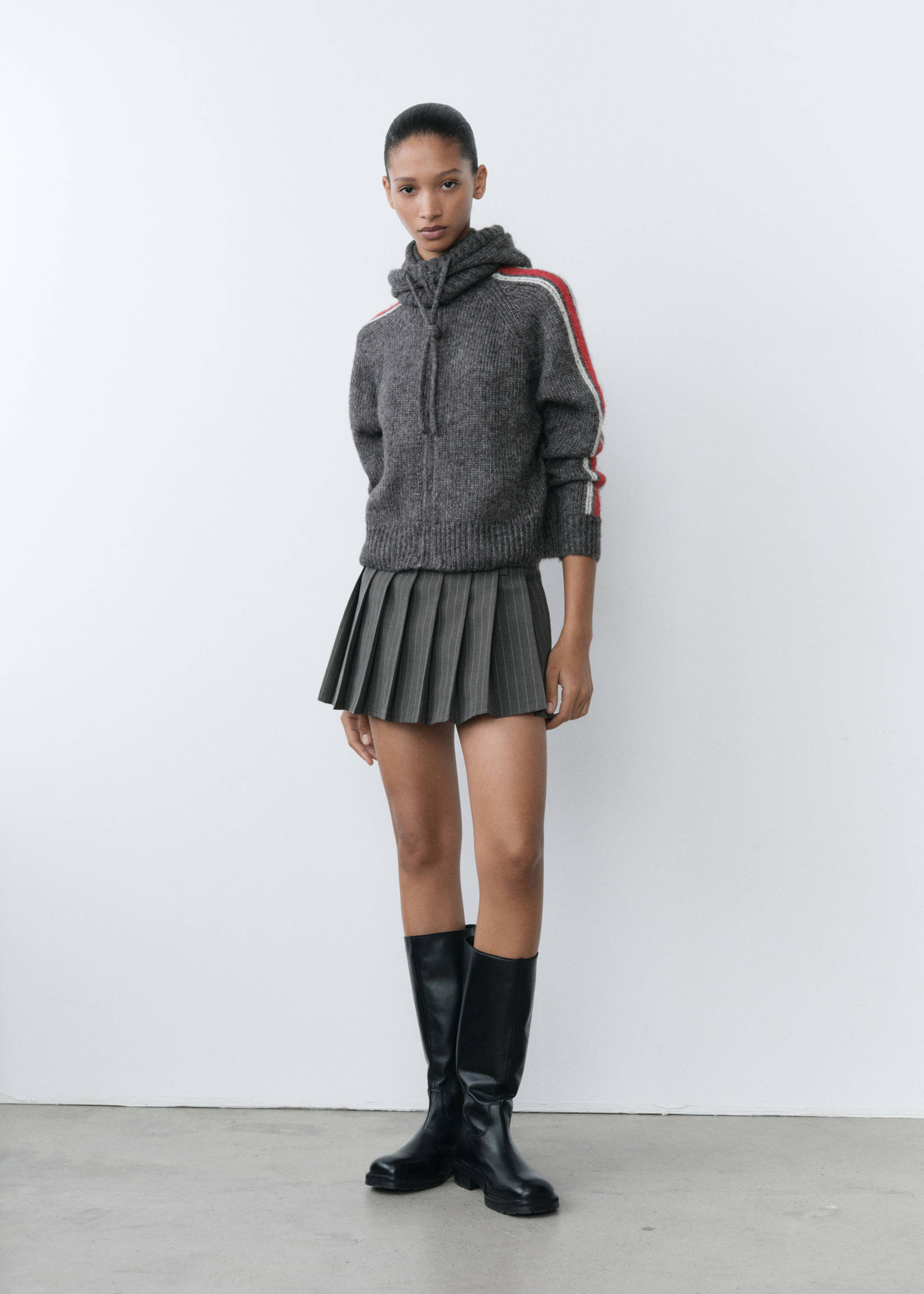 تنورة قصيرة مع طيات مخططة - رؤية عامة