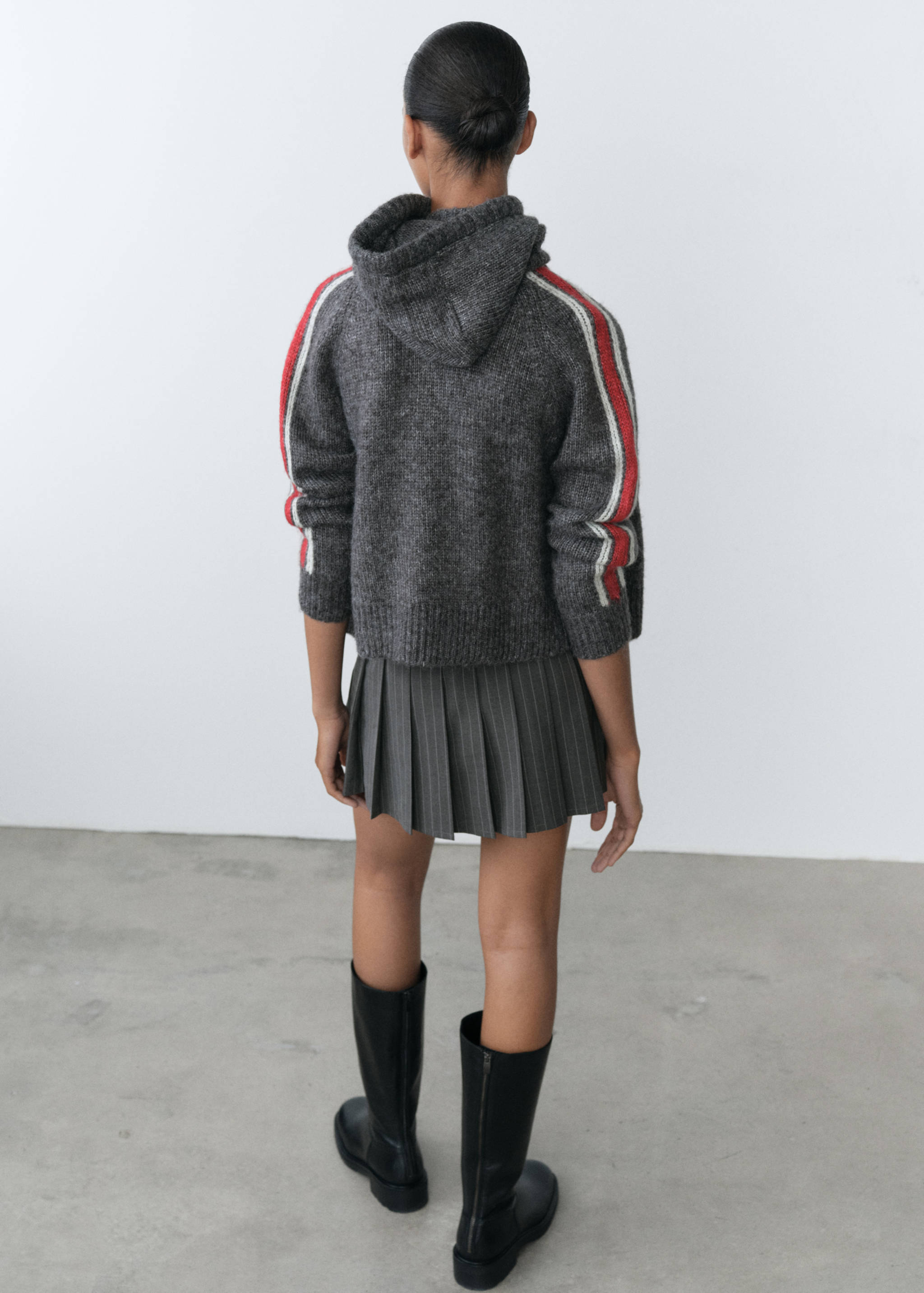 تنورة قصيرة مع طيات مخططة - الجهة الخلفية للمنتج