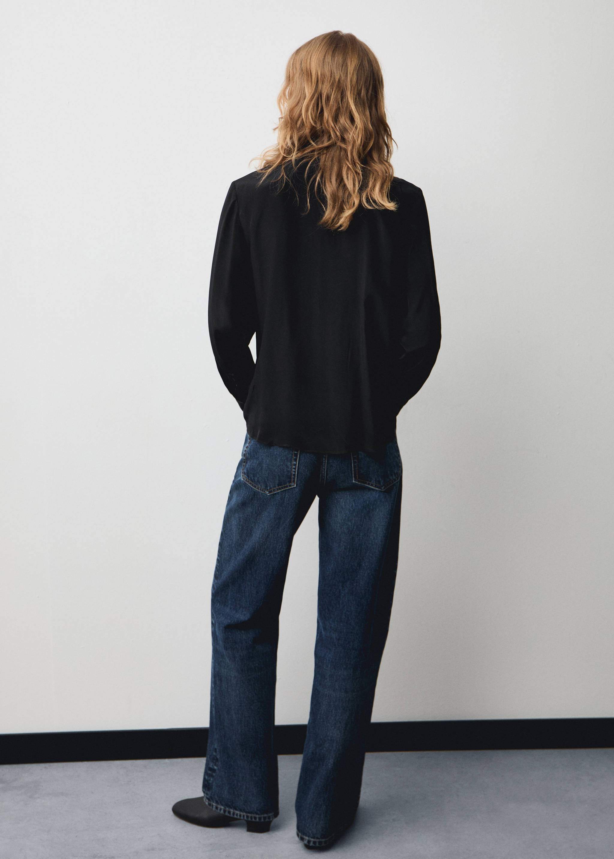 Satin shirt with bow - Reverse of the article