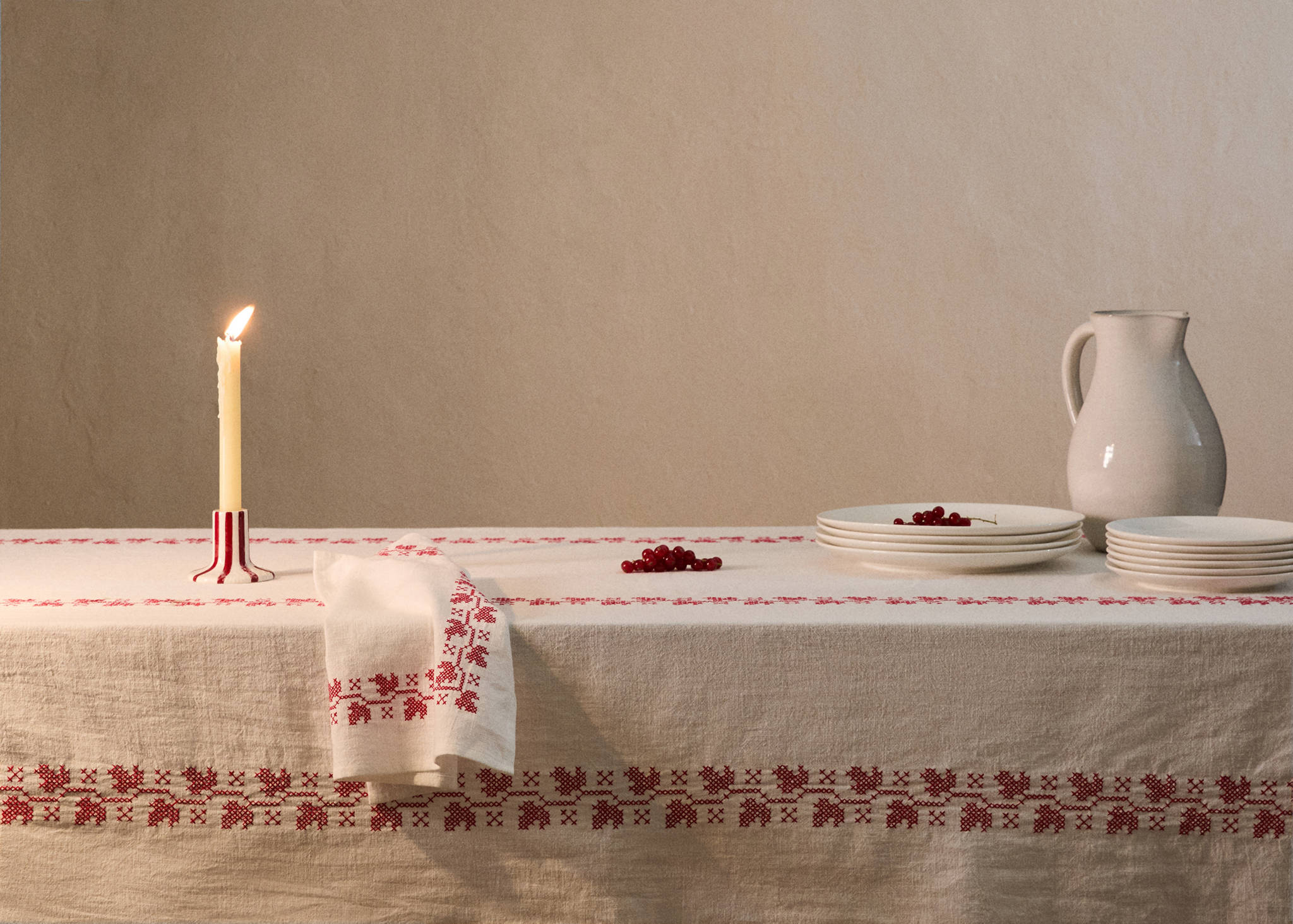 Tablecloth with embroidered details for 6 to 8 diners - General plane