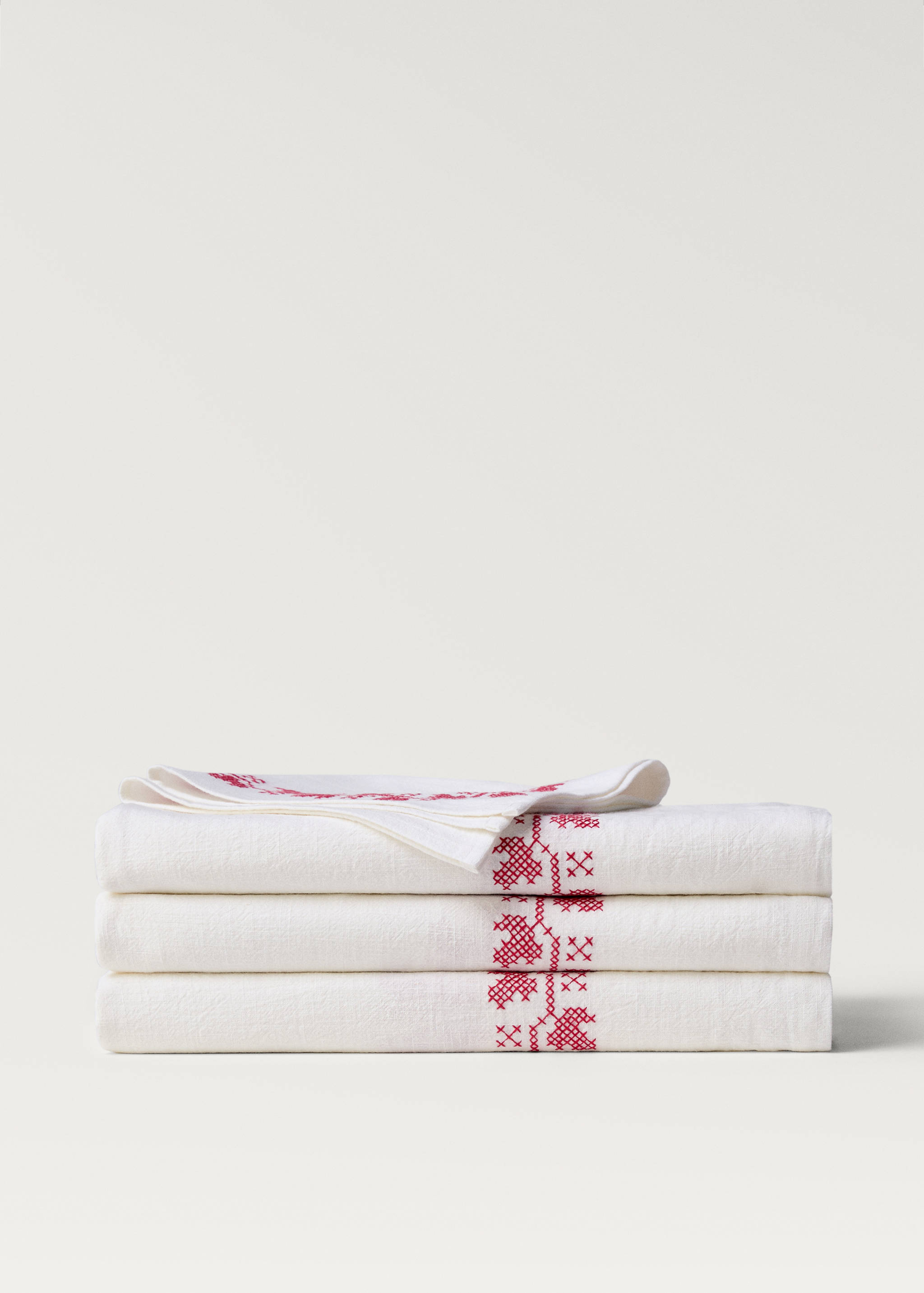 Tablecloth with embroidered details for 6 to 8 diners - Article without model