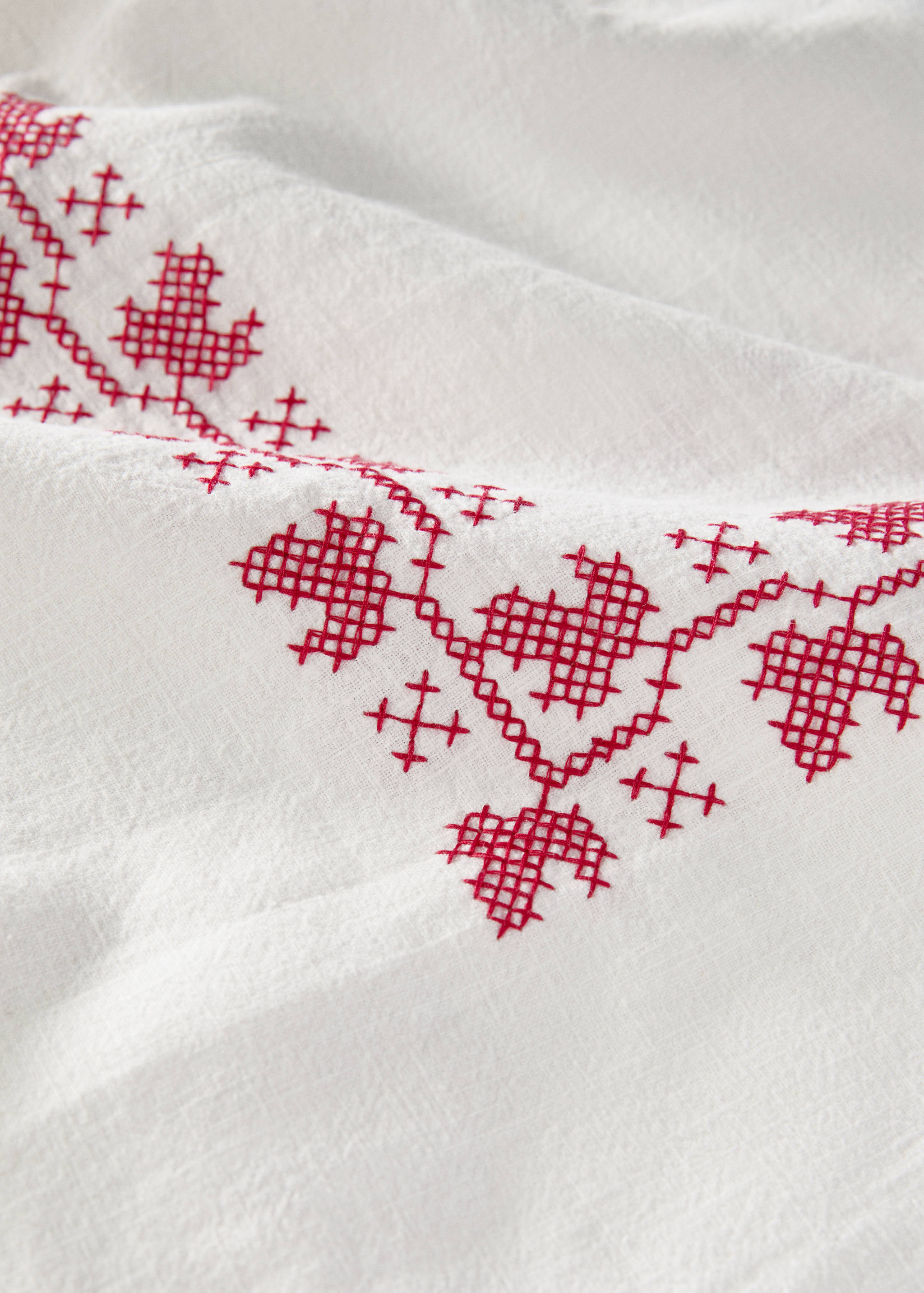 Tablecloth with embroidered details for 6 to 8 diners - Details of the article 1