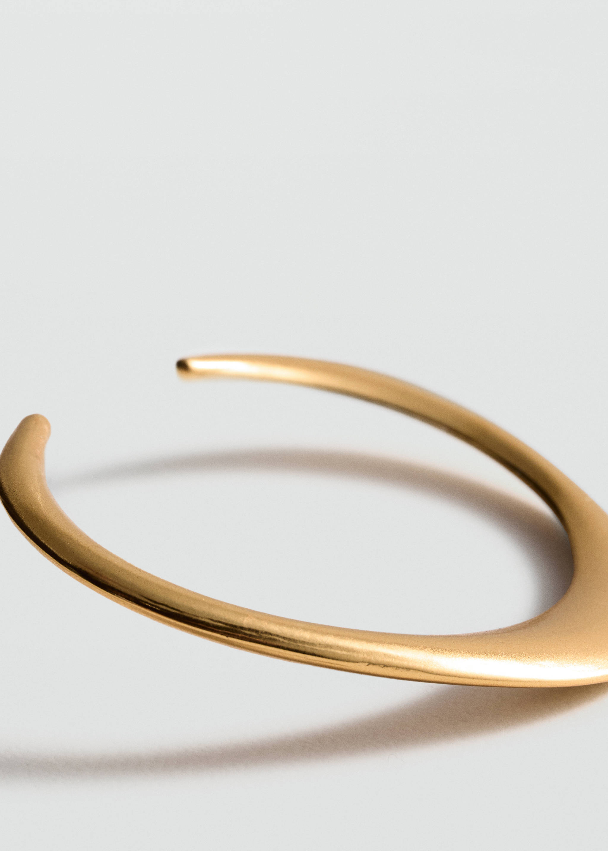 Жесткий браслет - Средний план