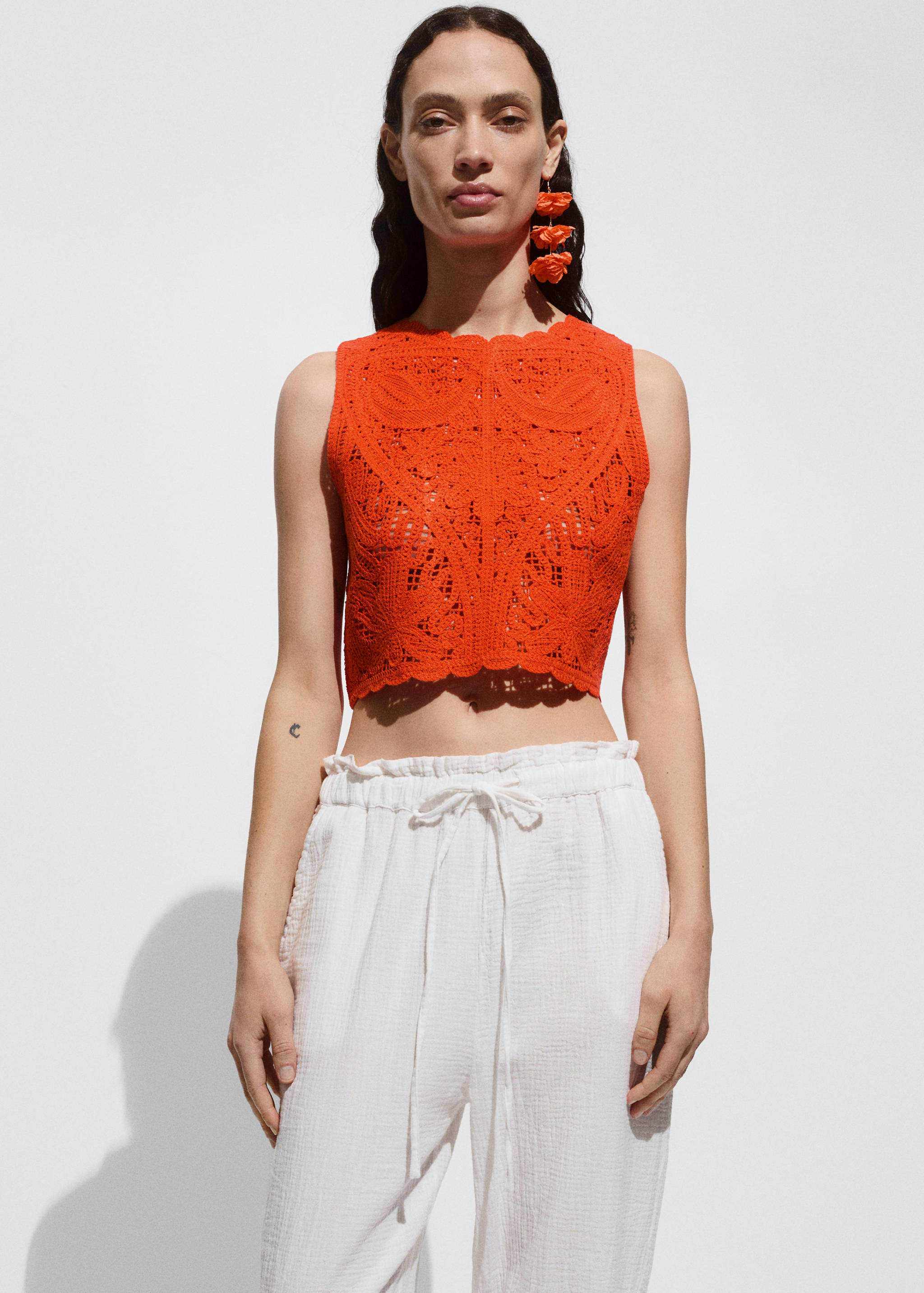 Crochet top with flowers - Details of the article 2