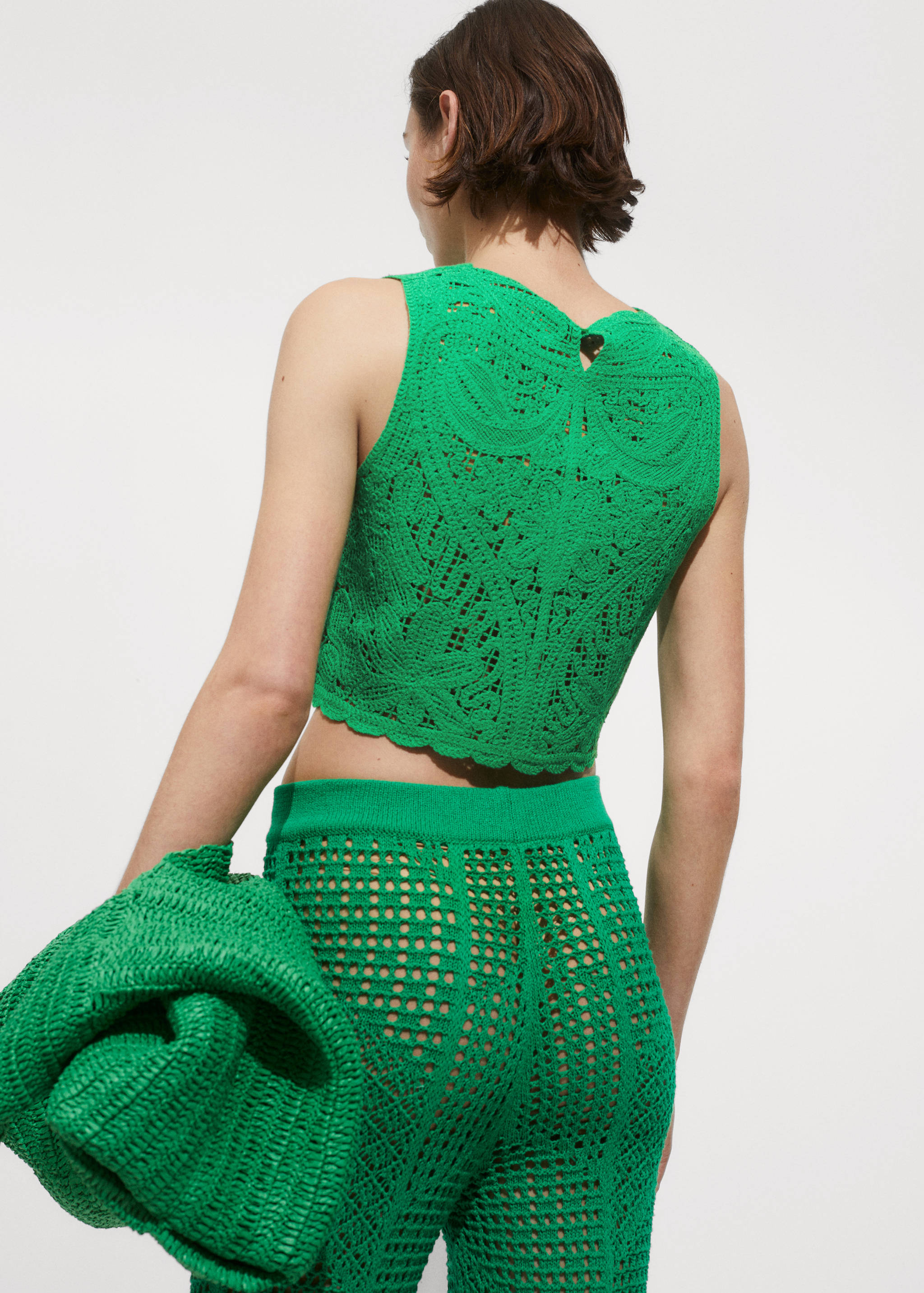 Crochet top with flowers - Reverse of the article