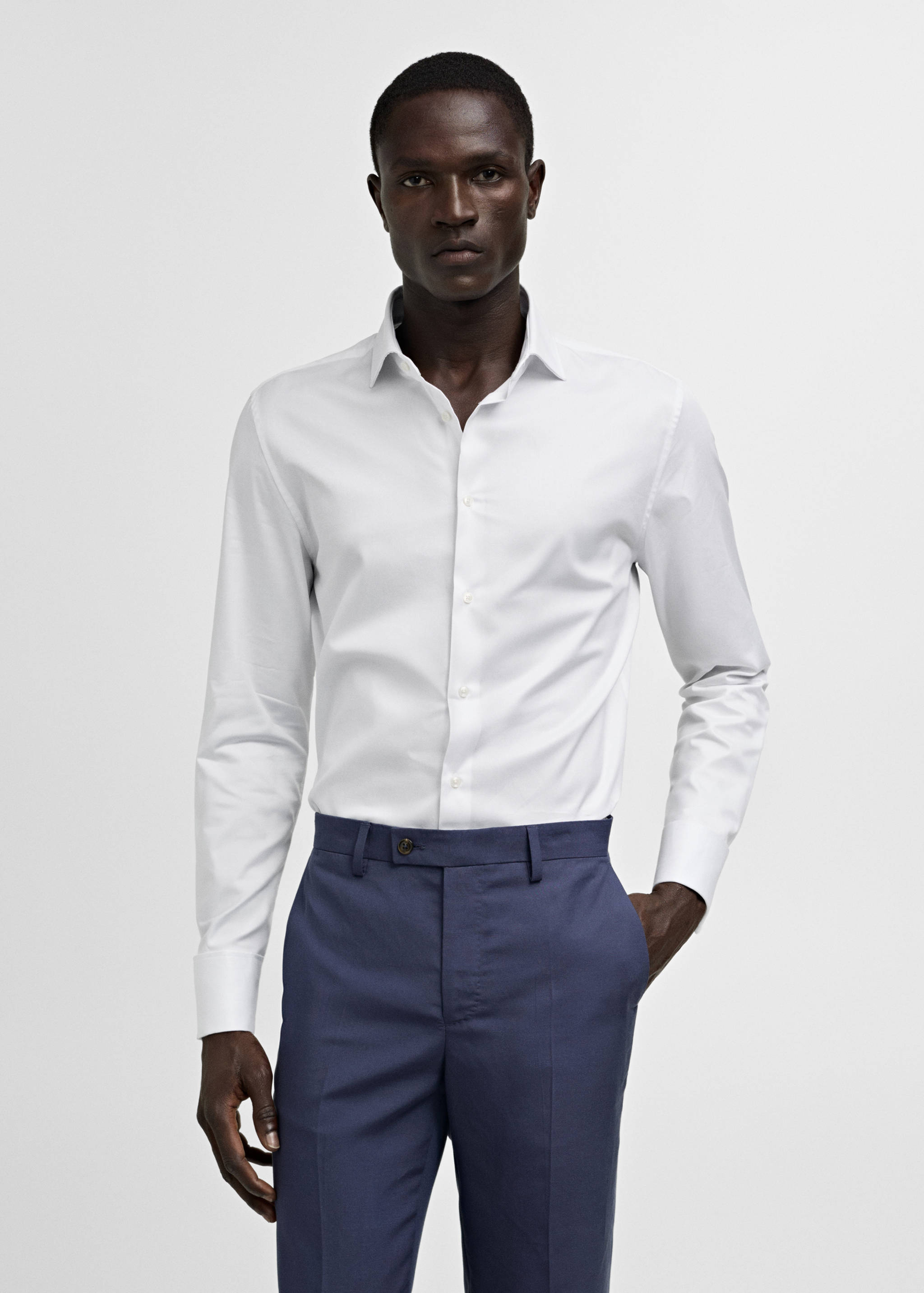 Chemise costume slim-fit tissu twill boutons de manchette - Plan moyen