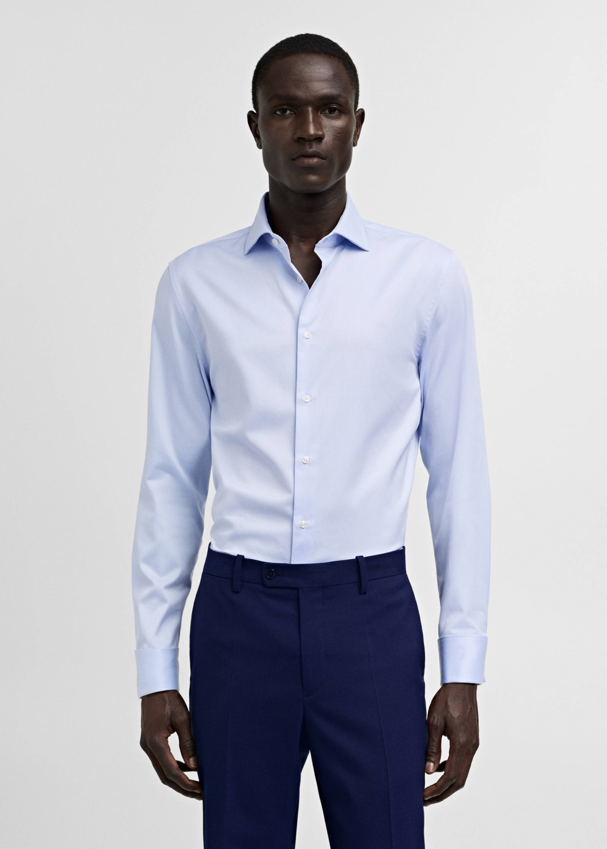 Chemise costume slim-fit tissu twill boutons de manchette - Plan moyen