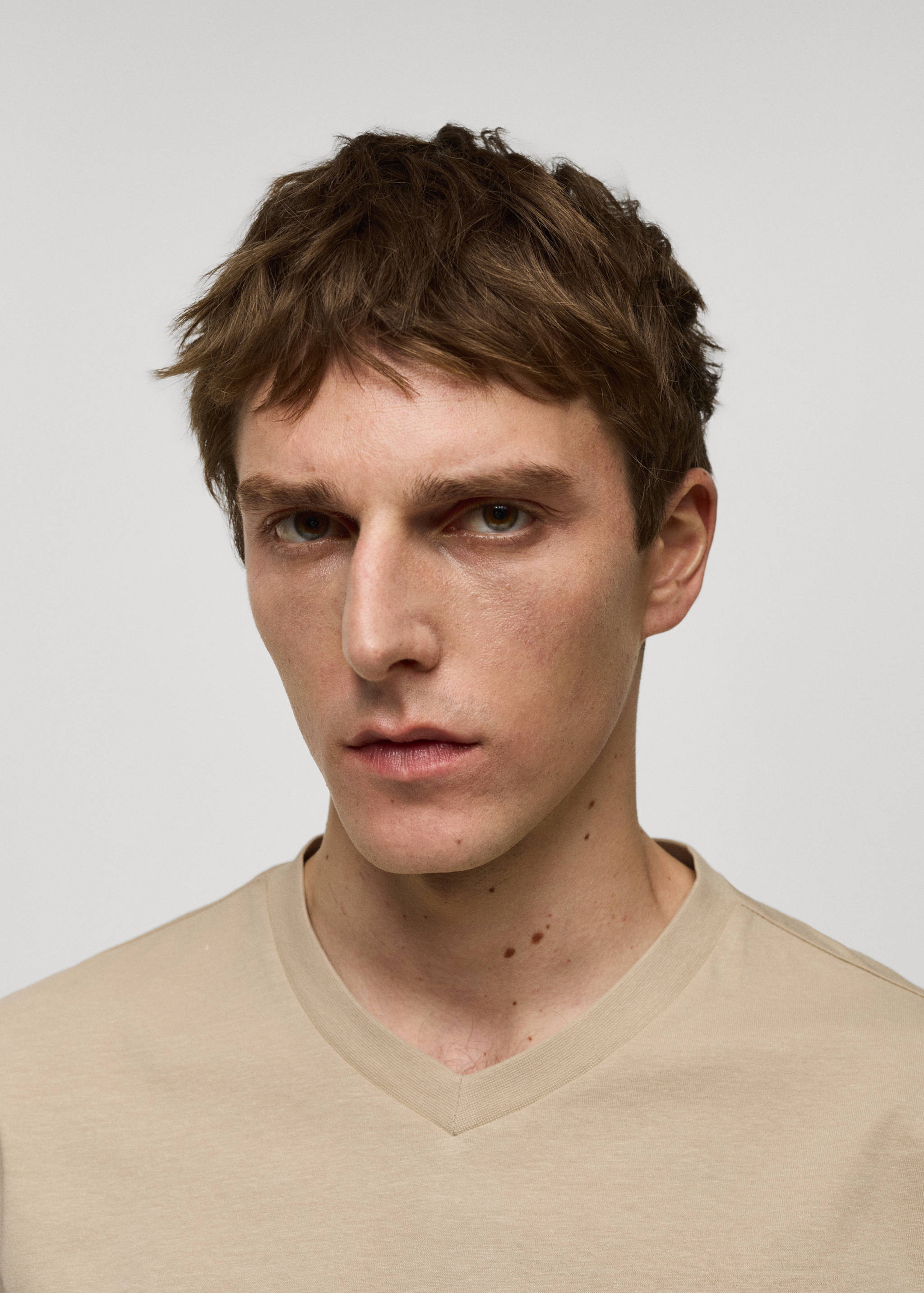 Slim-fit cotton V-neck t-shirt - Details of the article 1