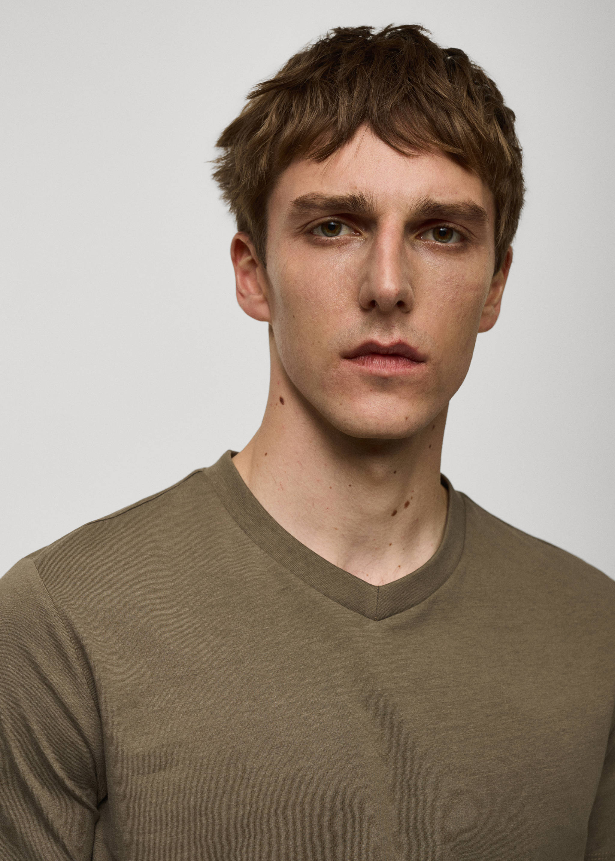 Slim-fit cotton V-neck t-shirt - Details of the article 1