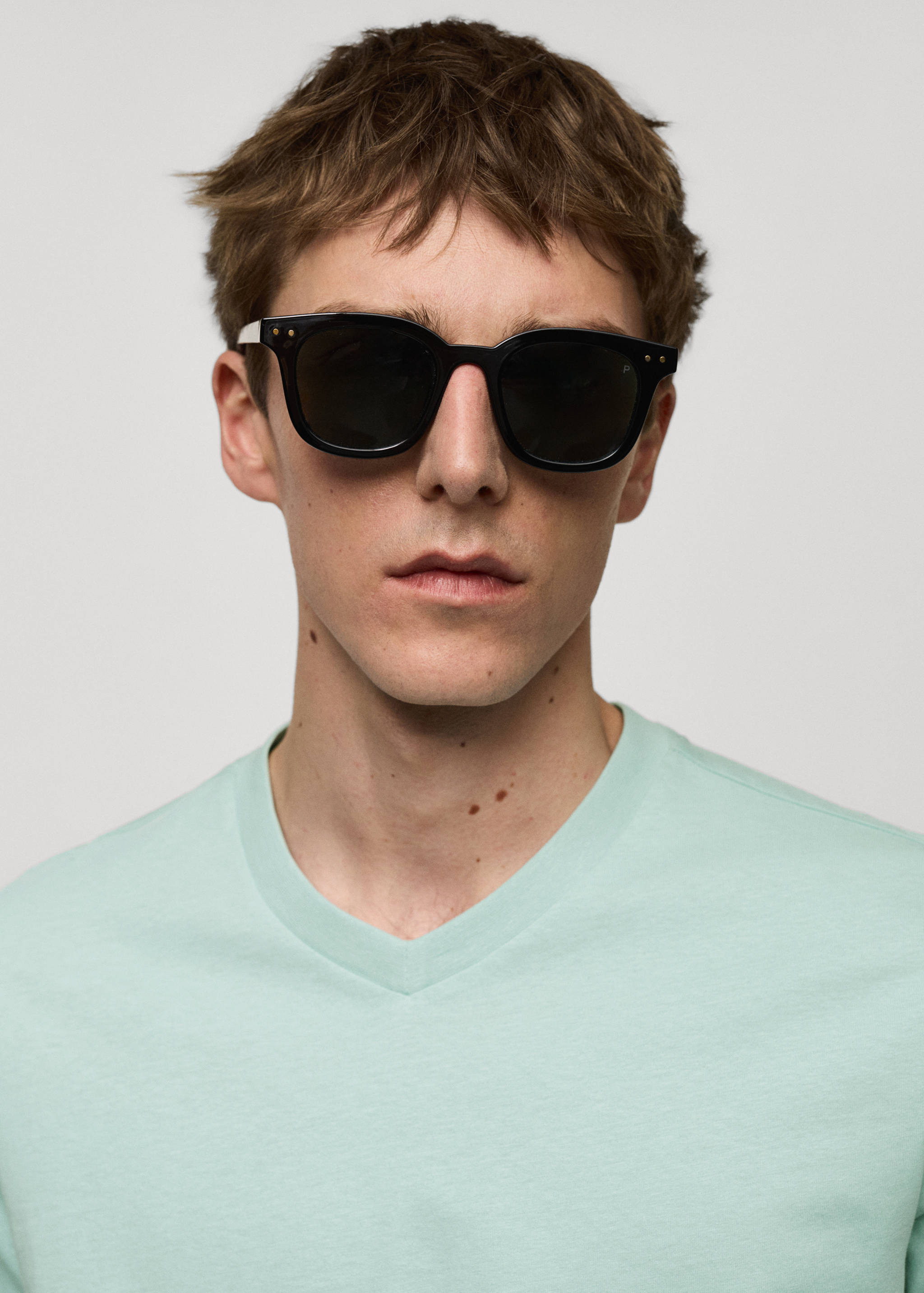 Slim-fit cotton V-neck t-shirt - Details of the article 1