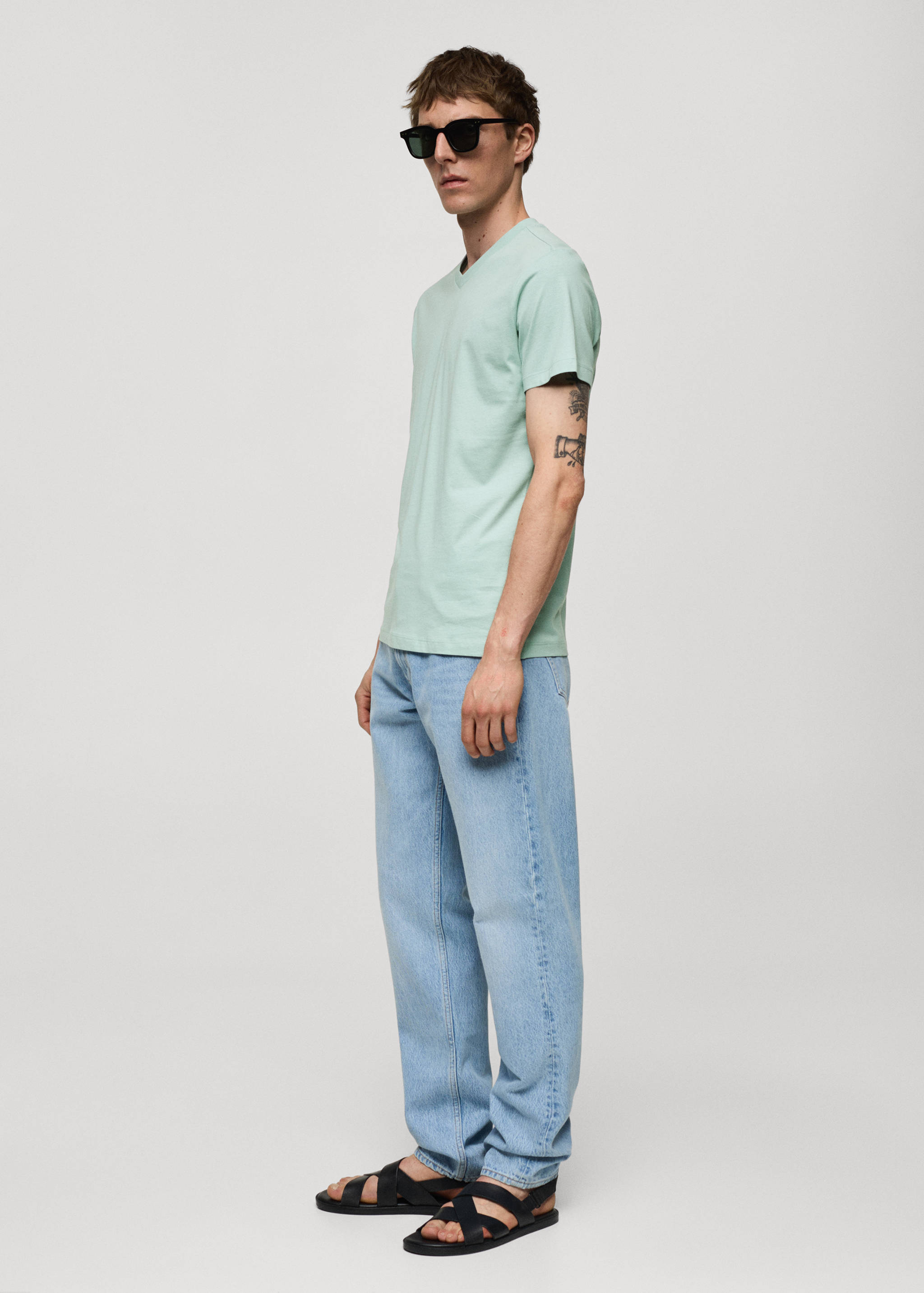 Slim-fit cotton V-neck t-shirt - Details of the article 2