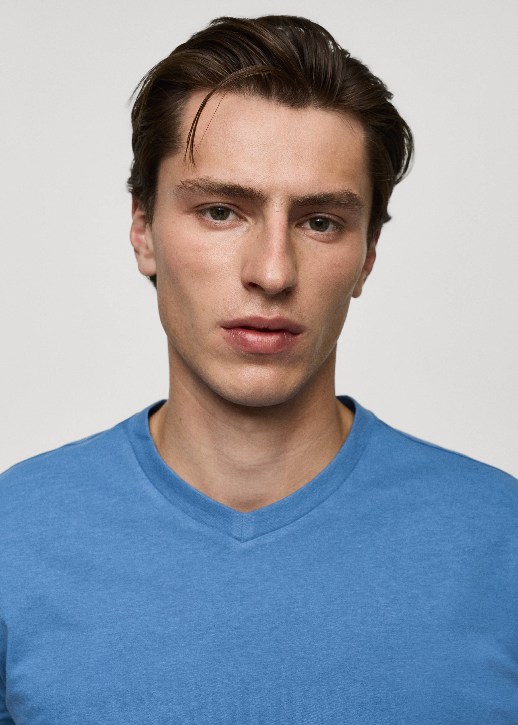 Slim-fit cotton V-neck t-shirt - Details of the article 1