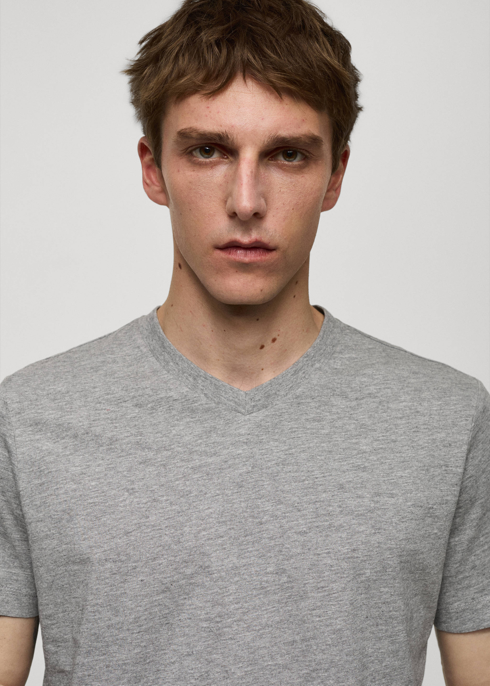 Slim-fit cotton V-neck t-shirt - Details of the article 1