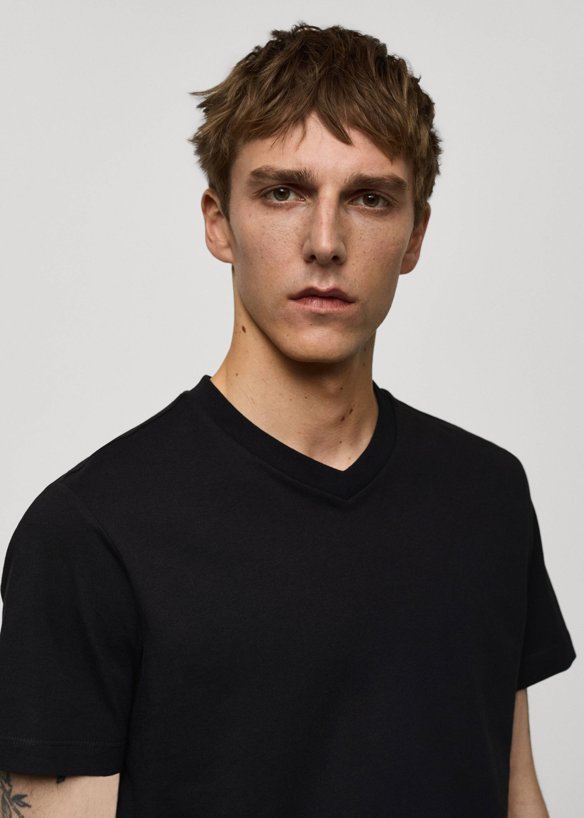 Slim-fit cotton V-neck t-shirt - Details of the article 1