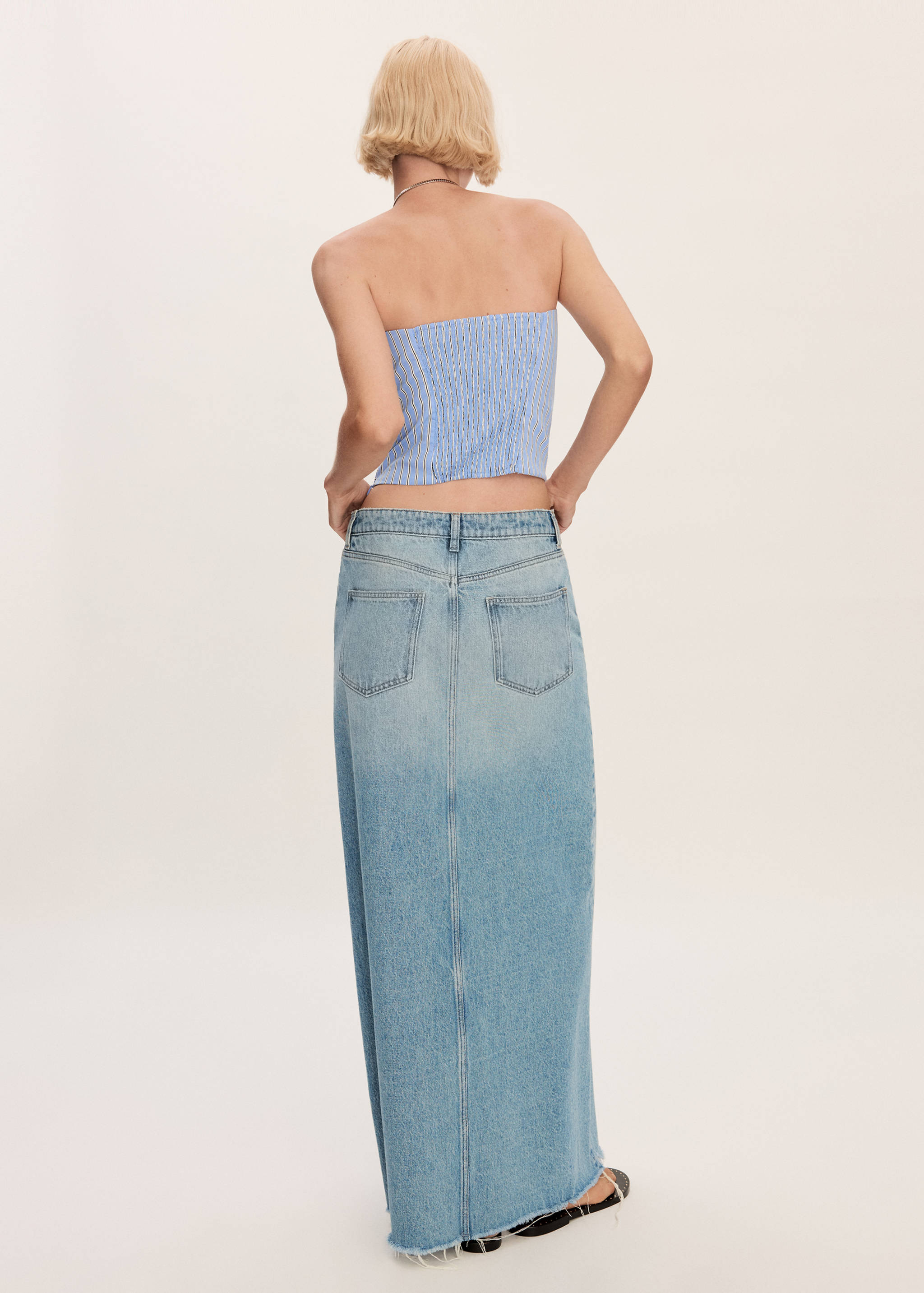 Denim skirt with frayed hem - Reverse of the article