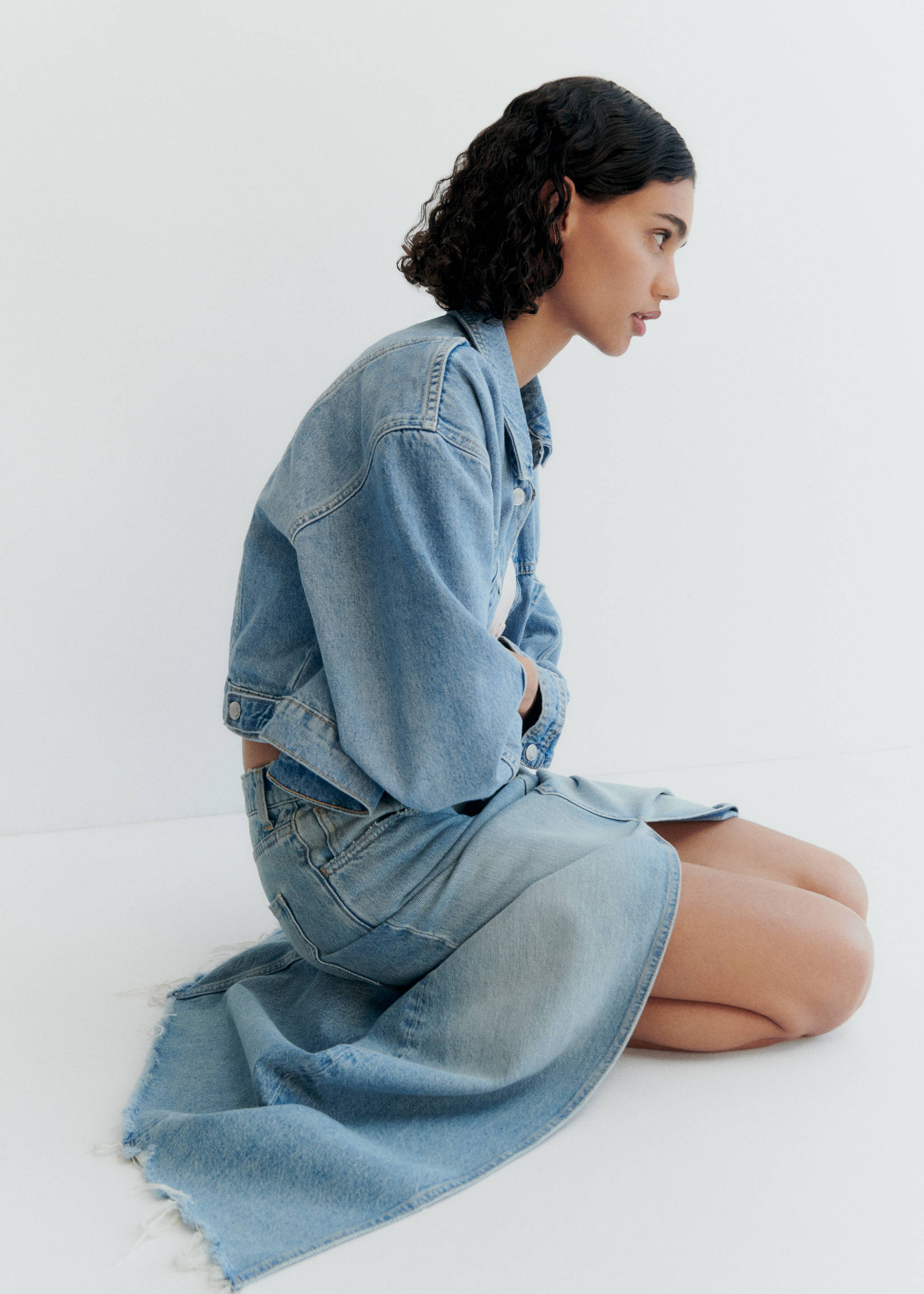 Denim skirt with frayed hem - Details of the article 7