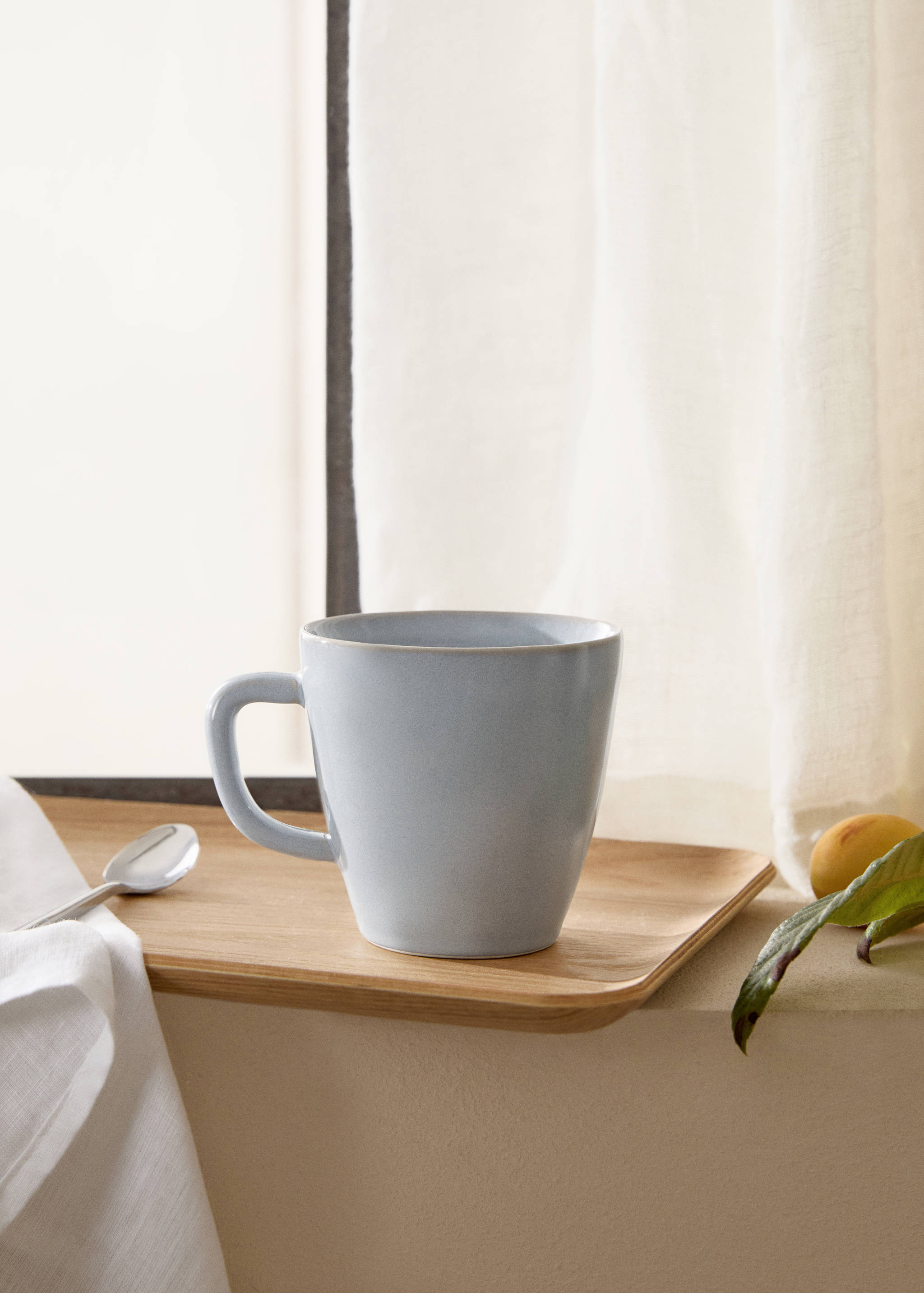 Stoneware mug with aged rim - General plane