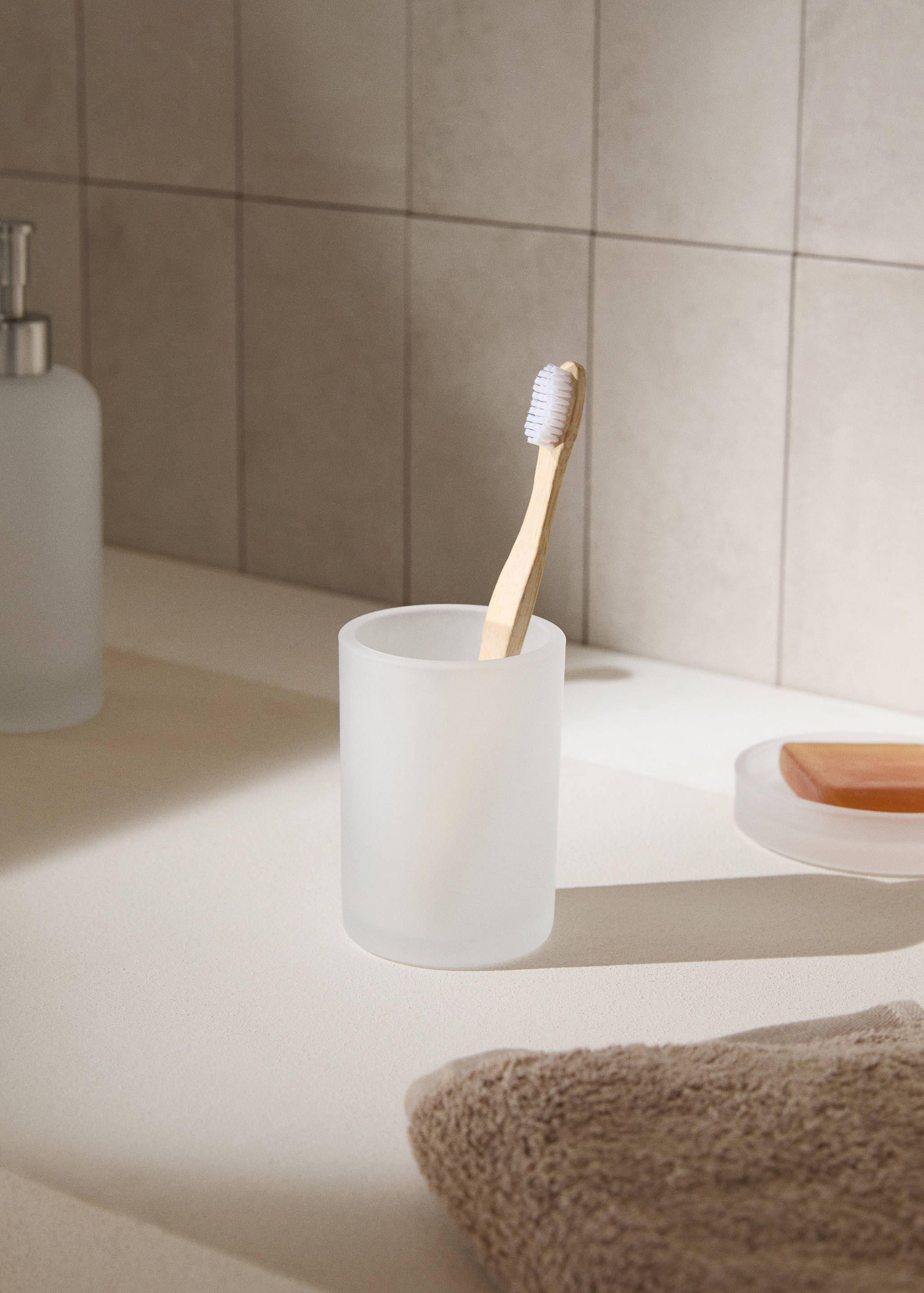 Semi-transparent bathroom tumbler - General plane