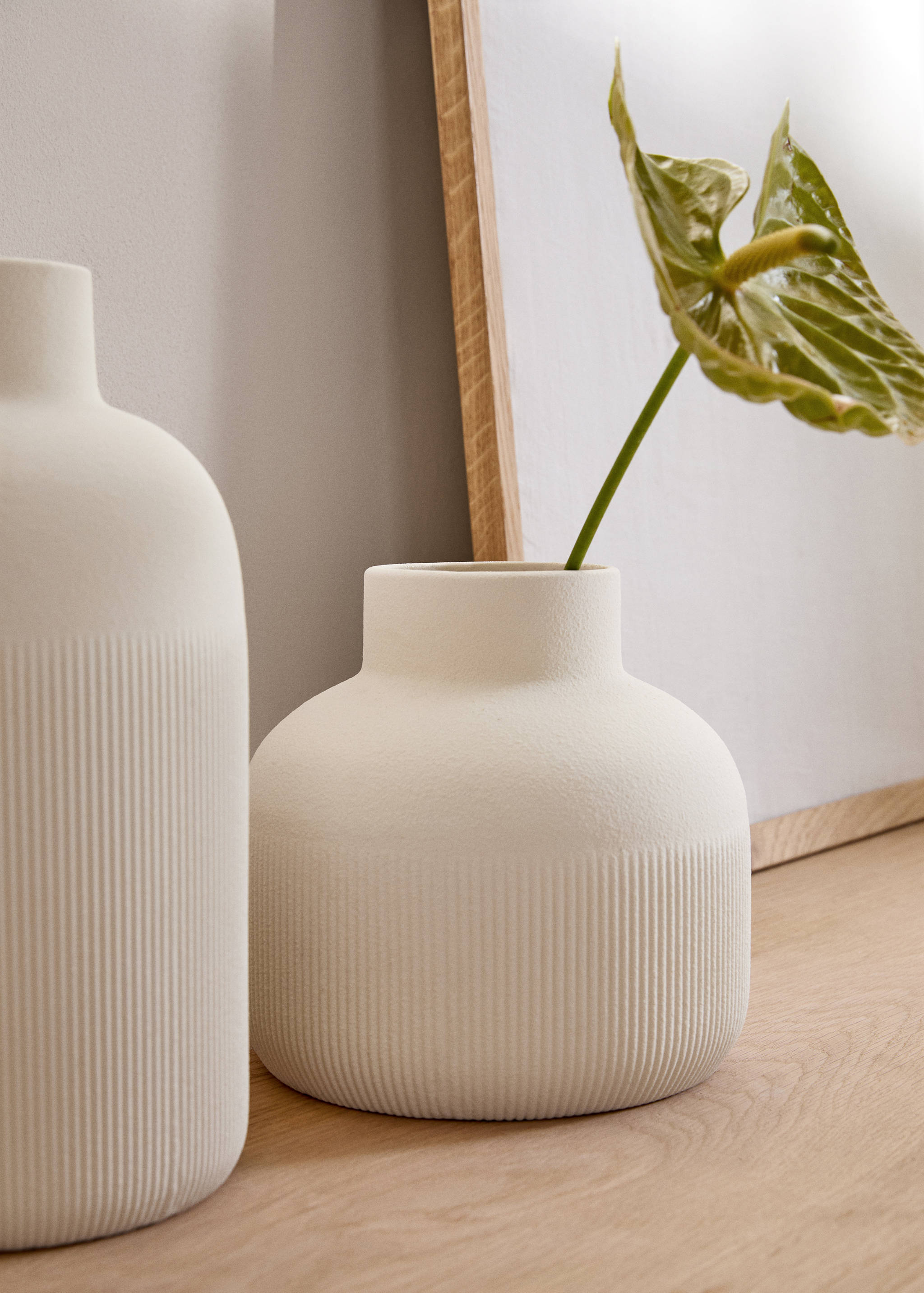 Striped stoneware vase - General plane