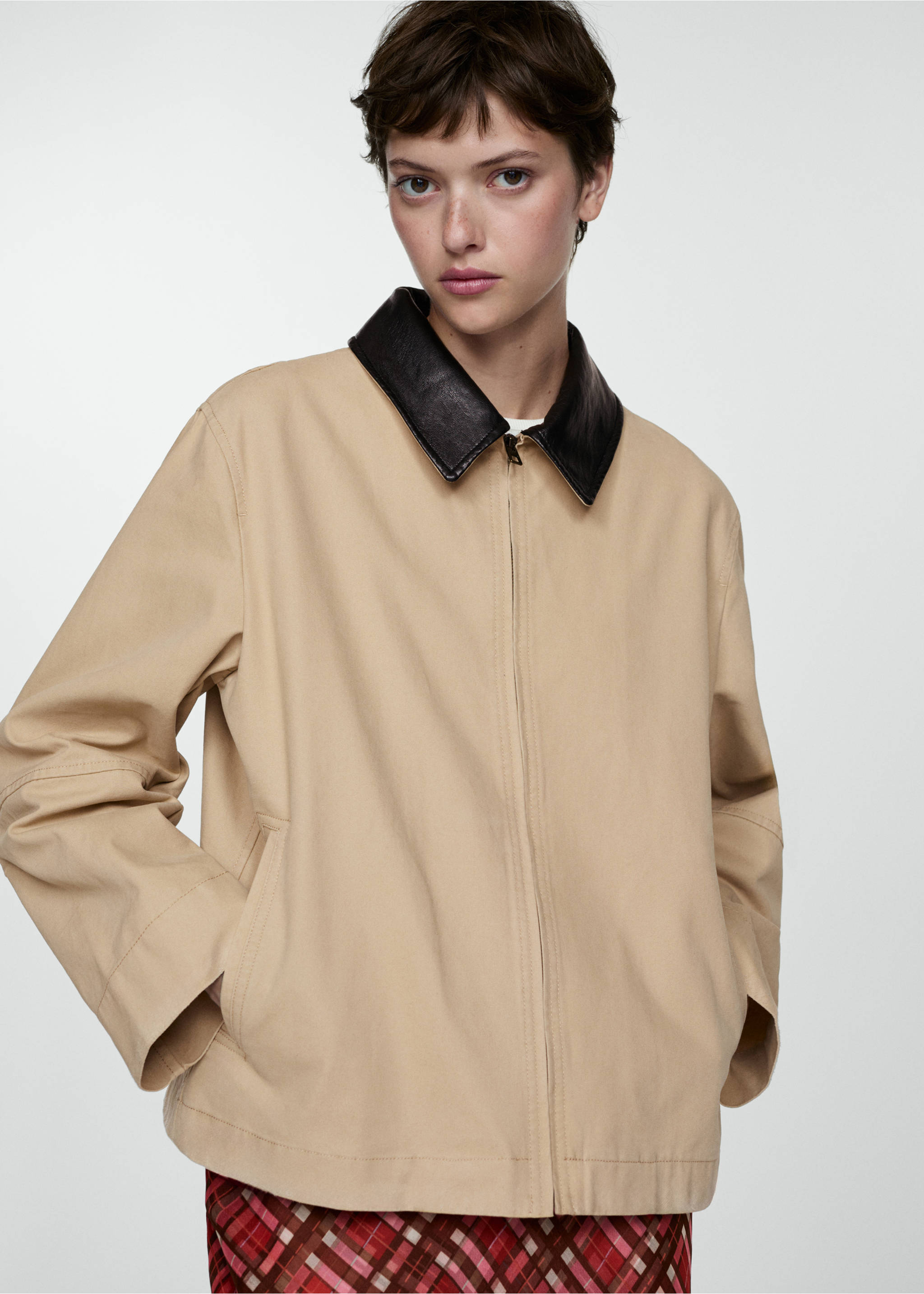 Parka with contrasting collar - Medium plane, Ecru. Ref: 77084013-00.