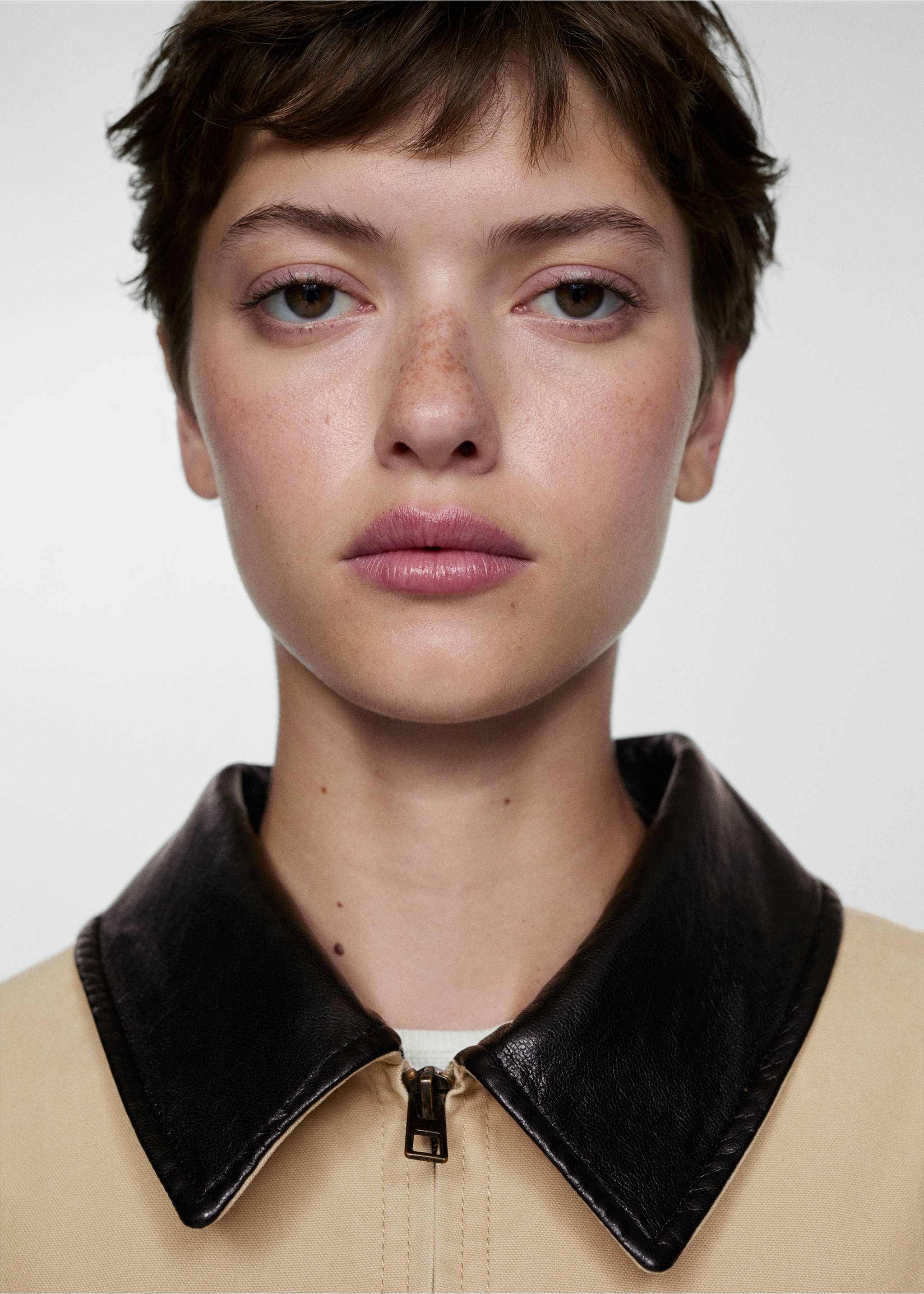 Parka with contrasting collar - Details of the article 1, Ecru. Ref: 77084013-00.
