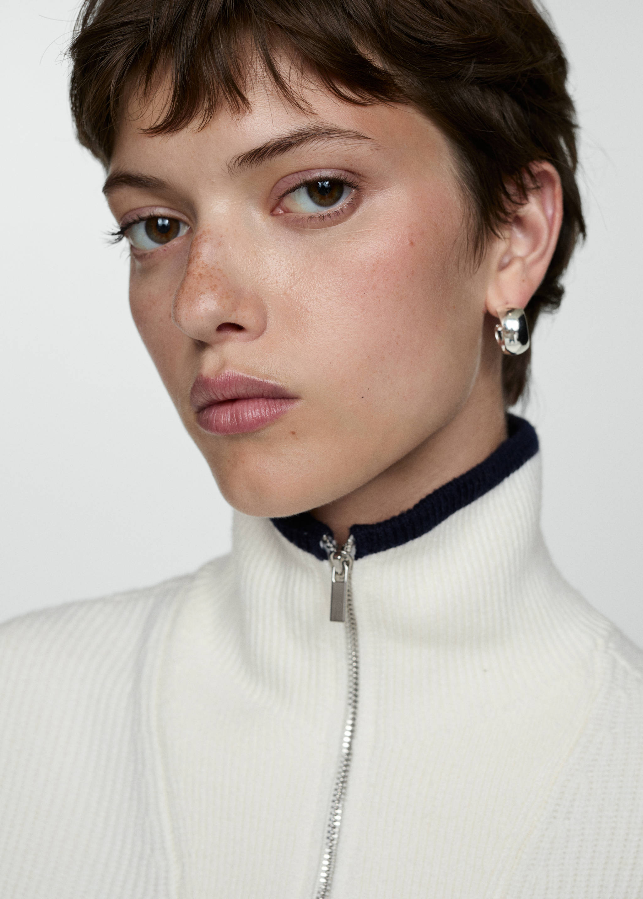 Knitted gilet with zip - Details of the article 1