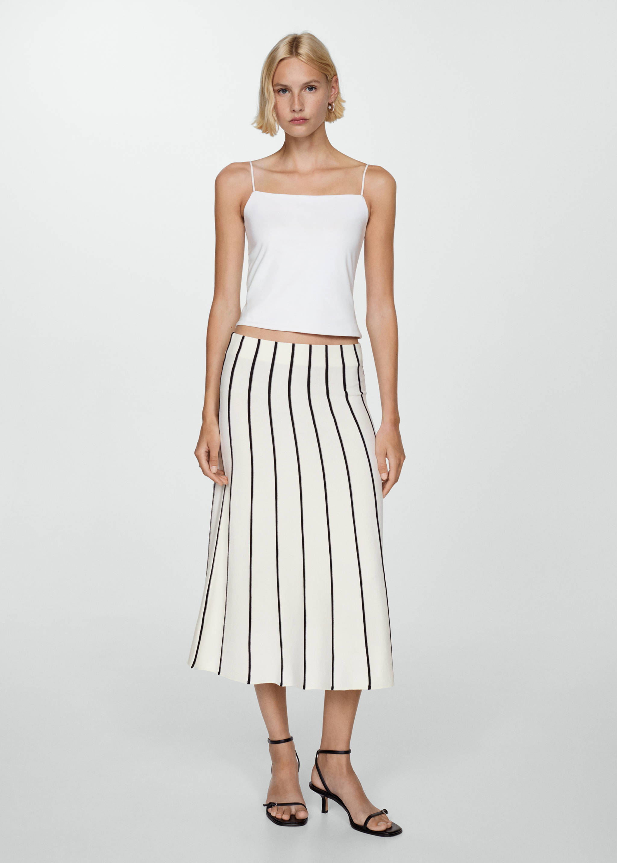 Топ на бретельках с прямым декольте - Общий план